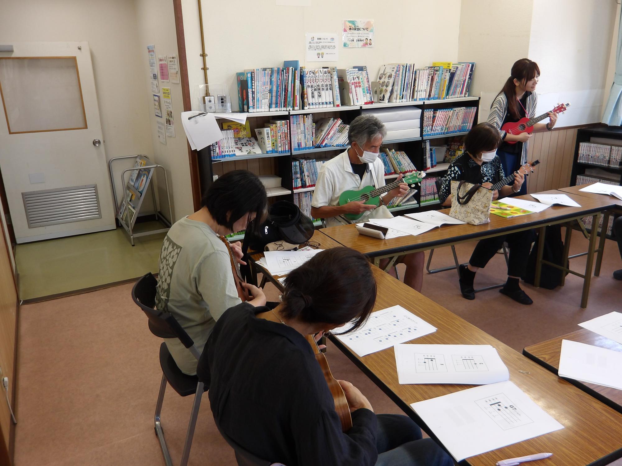 ウクレレの新しいコードに挑戦する写真