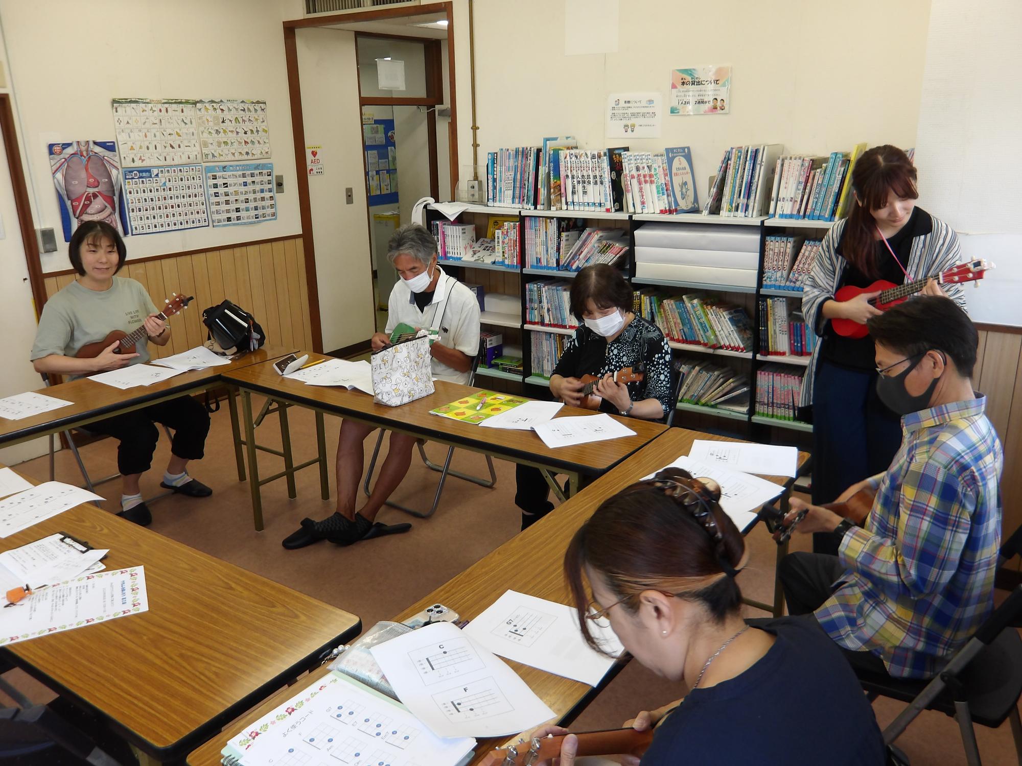 ウクレレの様々なコードに挑戦する写真