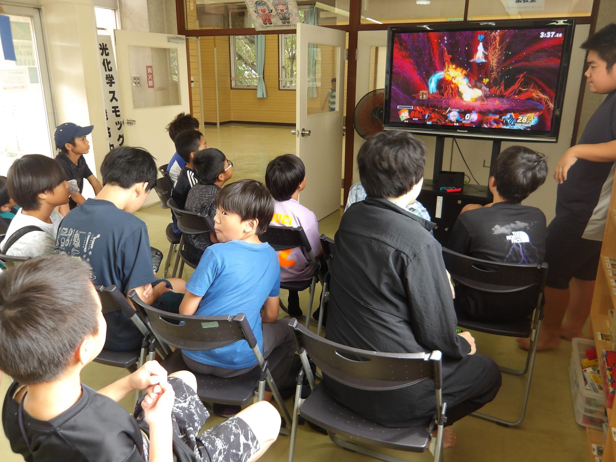 ゲーム大会で勝負する小学生の写真