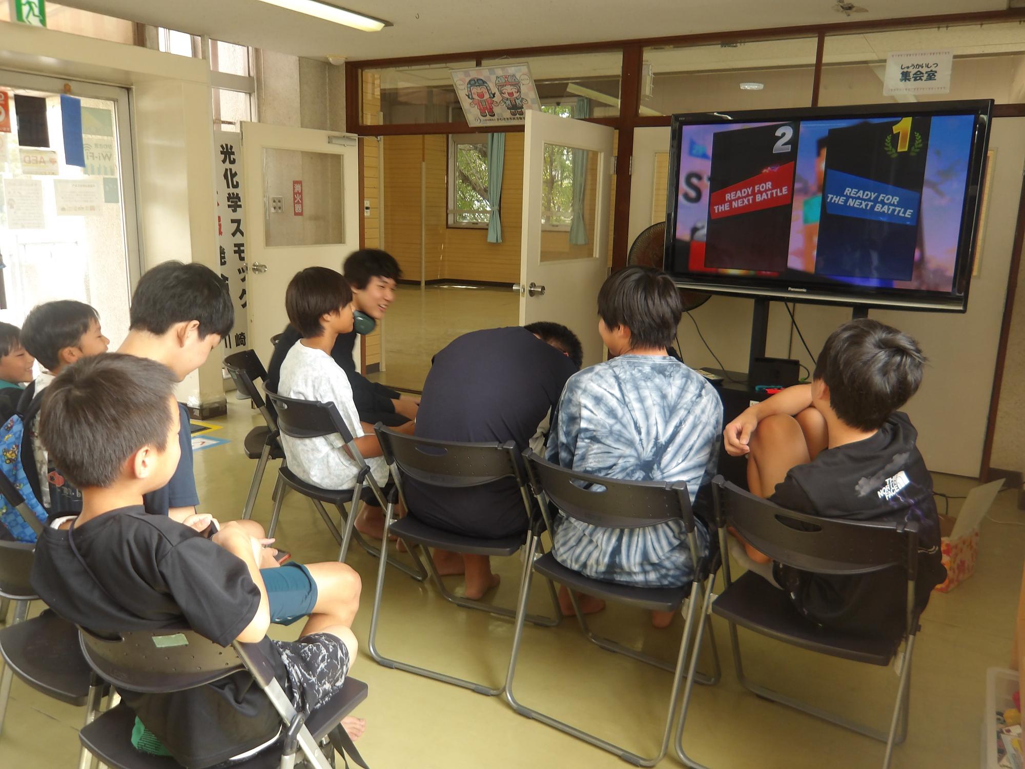 ゲーム大会の決勝戦の様子の写真