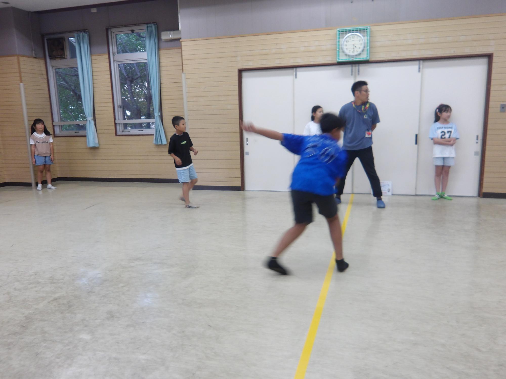 ドッジボールを楽しむ小学生児童の写真