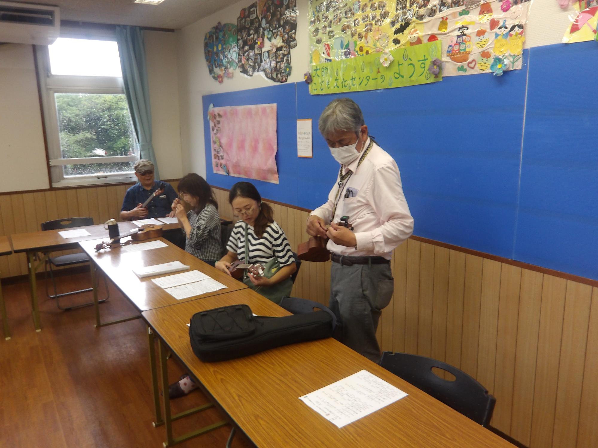 ウクレレを演奏している写真