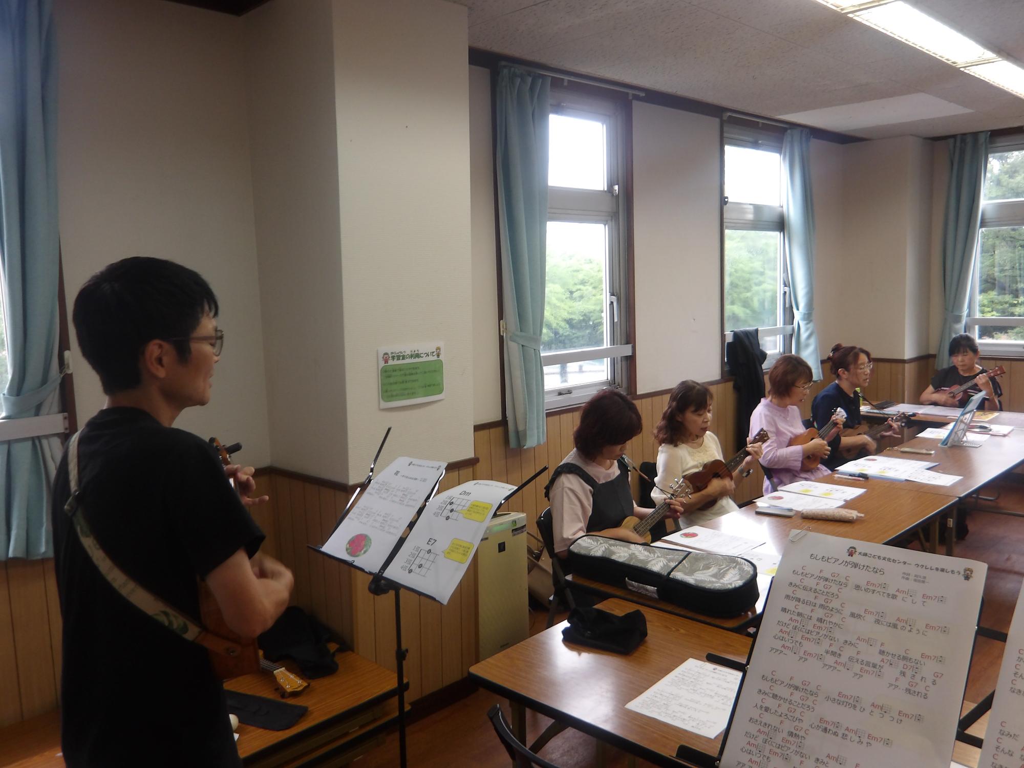 ウクレレを演奏している写真