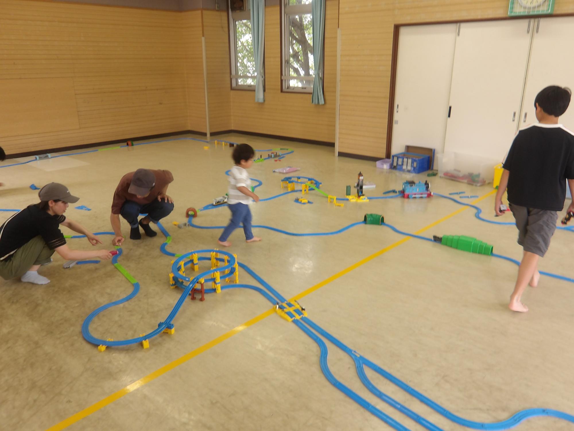 プラ電車を走らせている幼児の様子