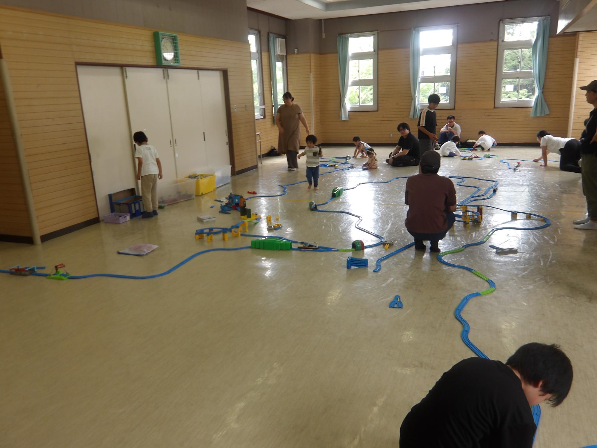 プラ電車を走らせている幼児の様子