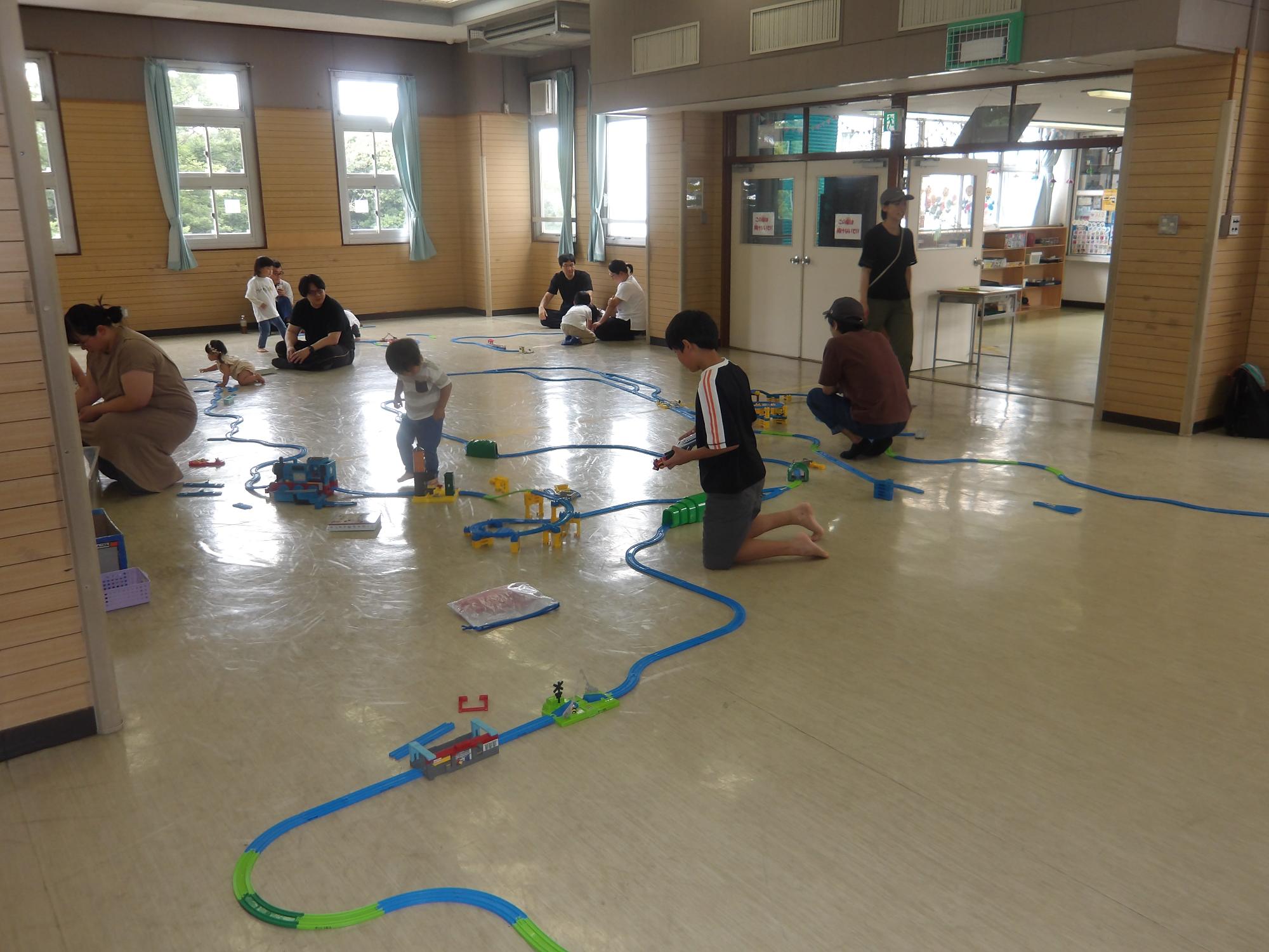 プラ電車を走らせている幼児の様子