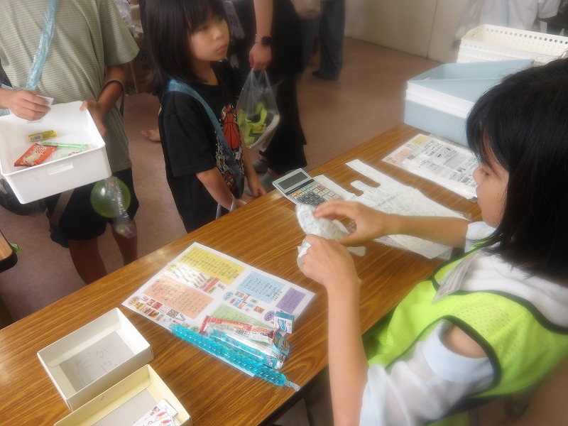 こどもまんなか「駄菓子屋さん」を運営する子どもの様子