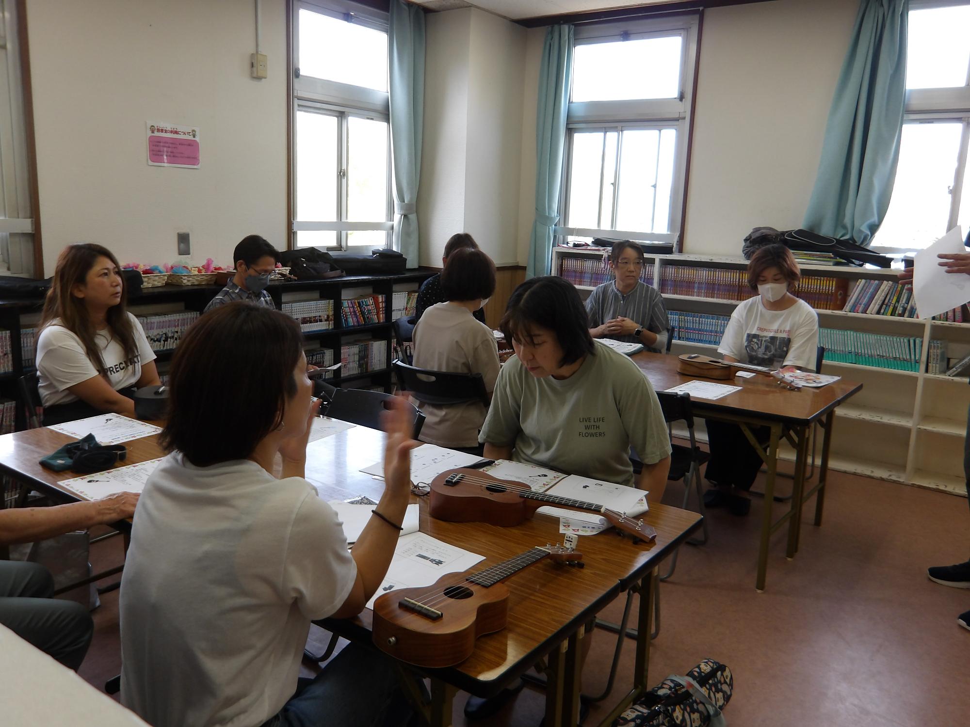 演奏前に楽譜を確認している様子の写真