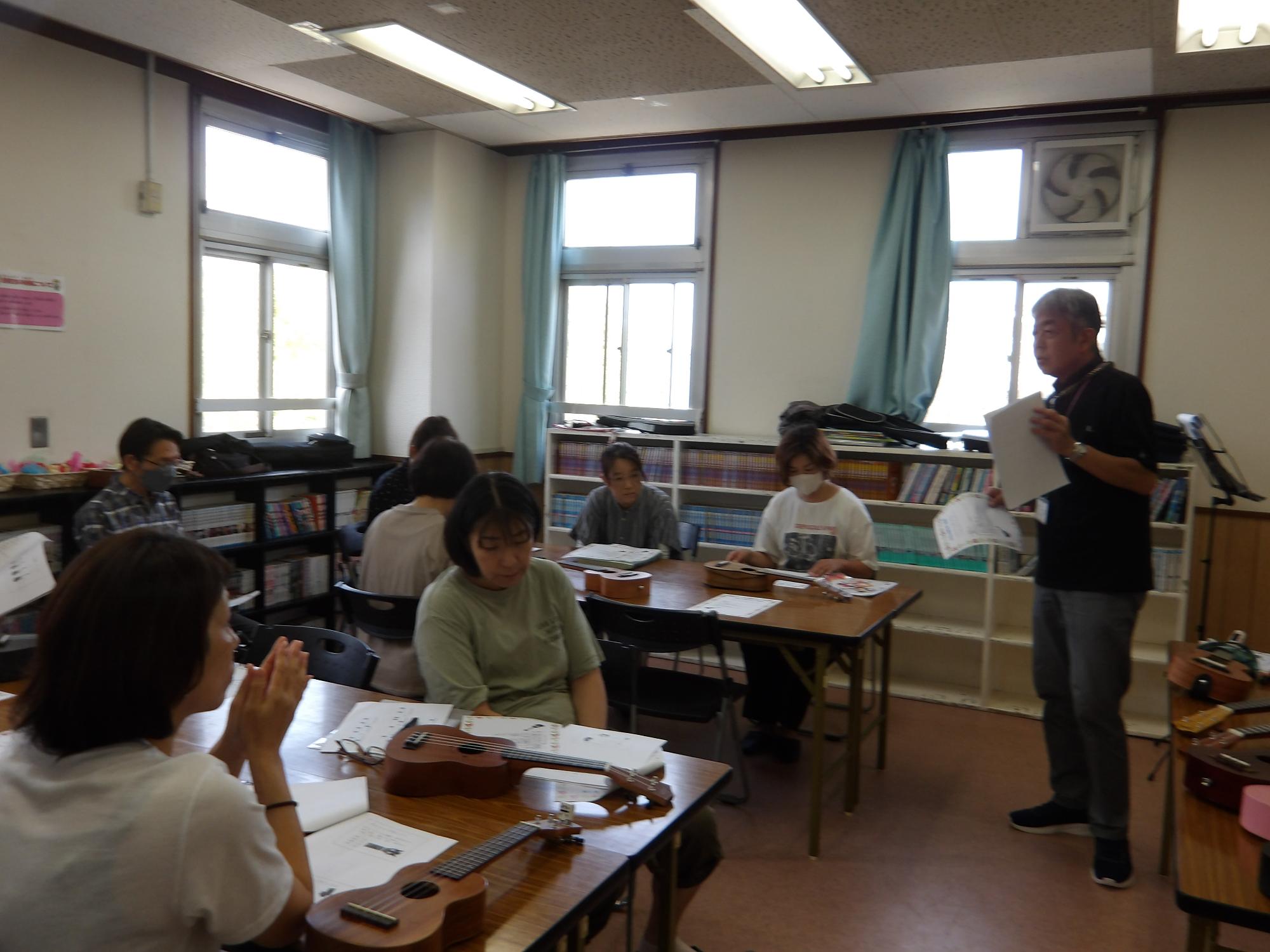 「ウクレレを楽しもう」にて、今日演奏する曲を決めている様子の写真