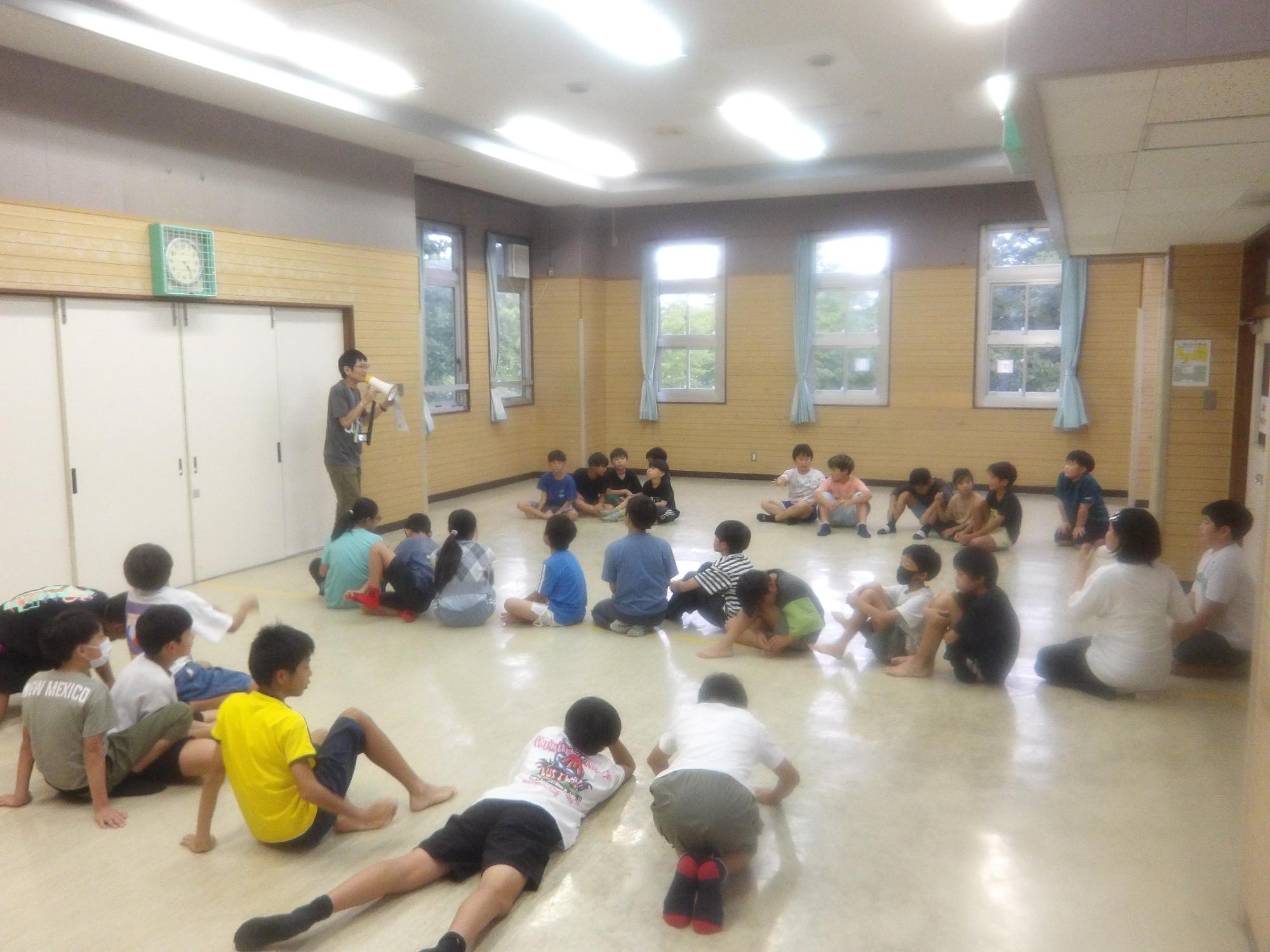 集会室でドッジボールルールを確認している様子