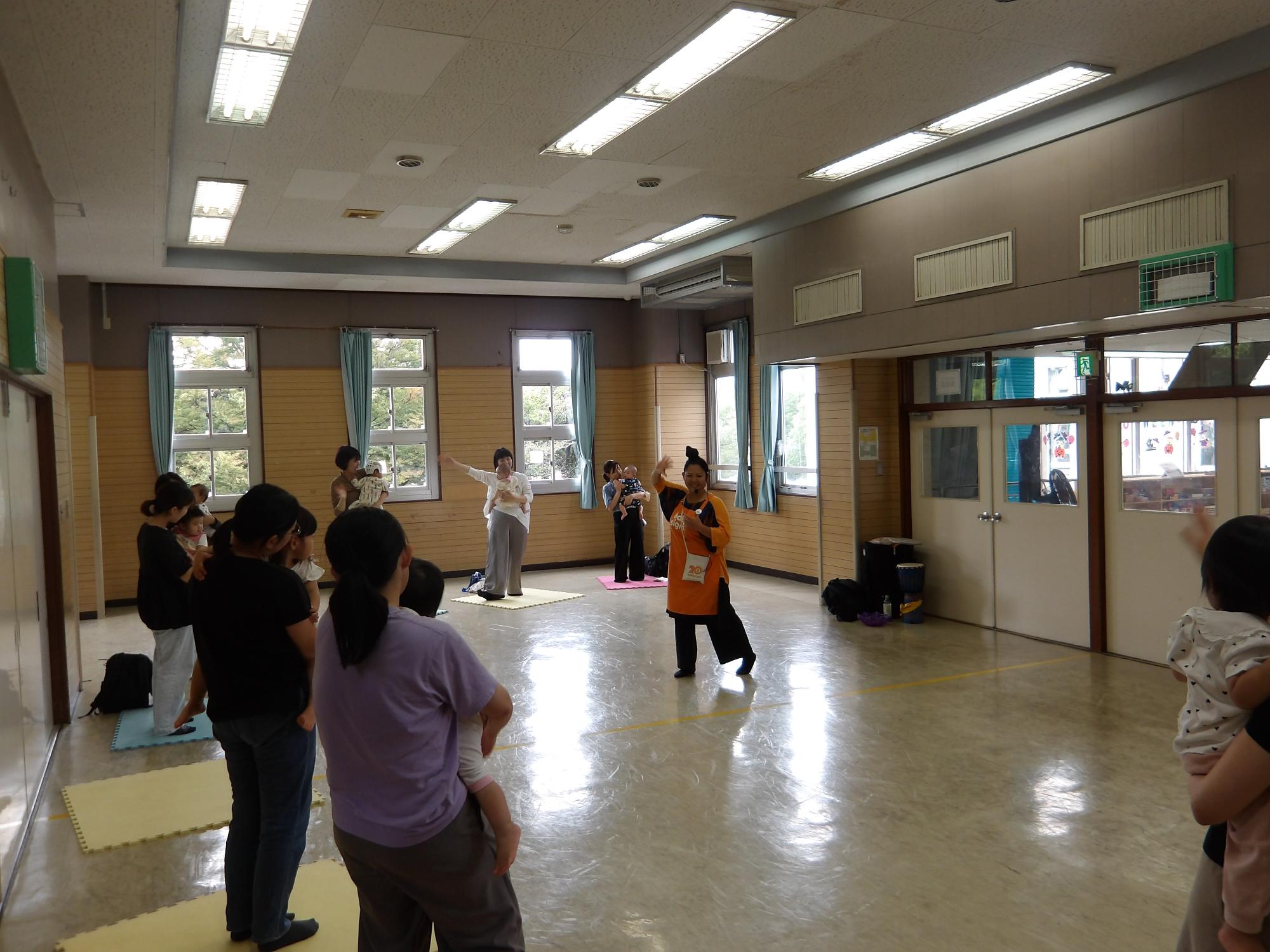 Andyさんがベビーサインを用いながら、子育てなどについてレクチャーしている様子