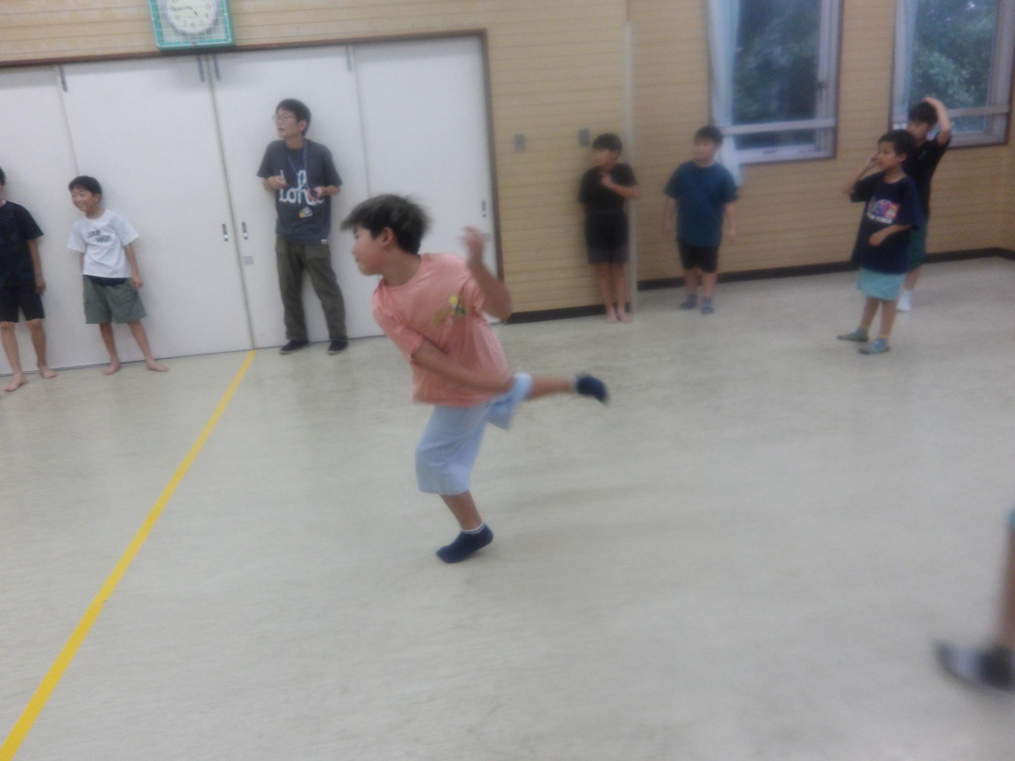 ドッジボールを楽しむ小学生児童の写真