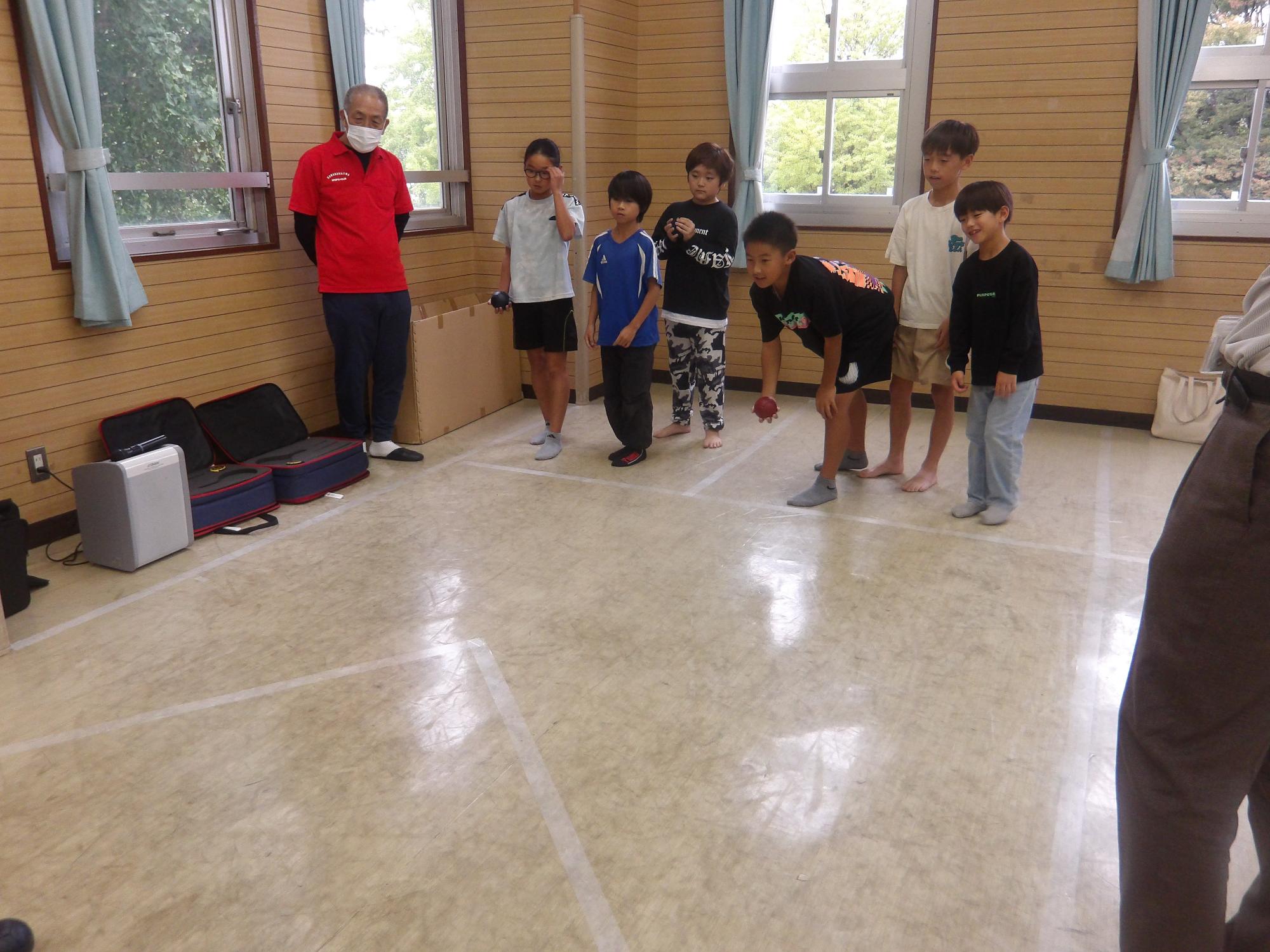 ボッチャの試合をしている小学生の写真