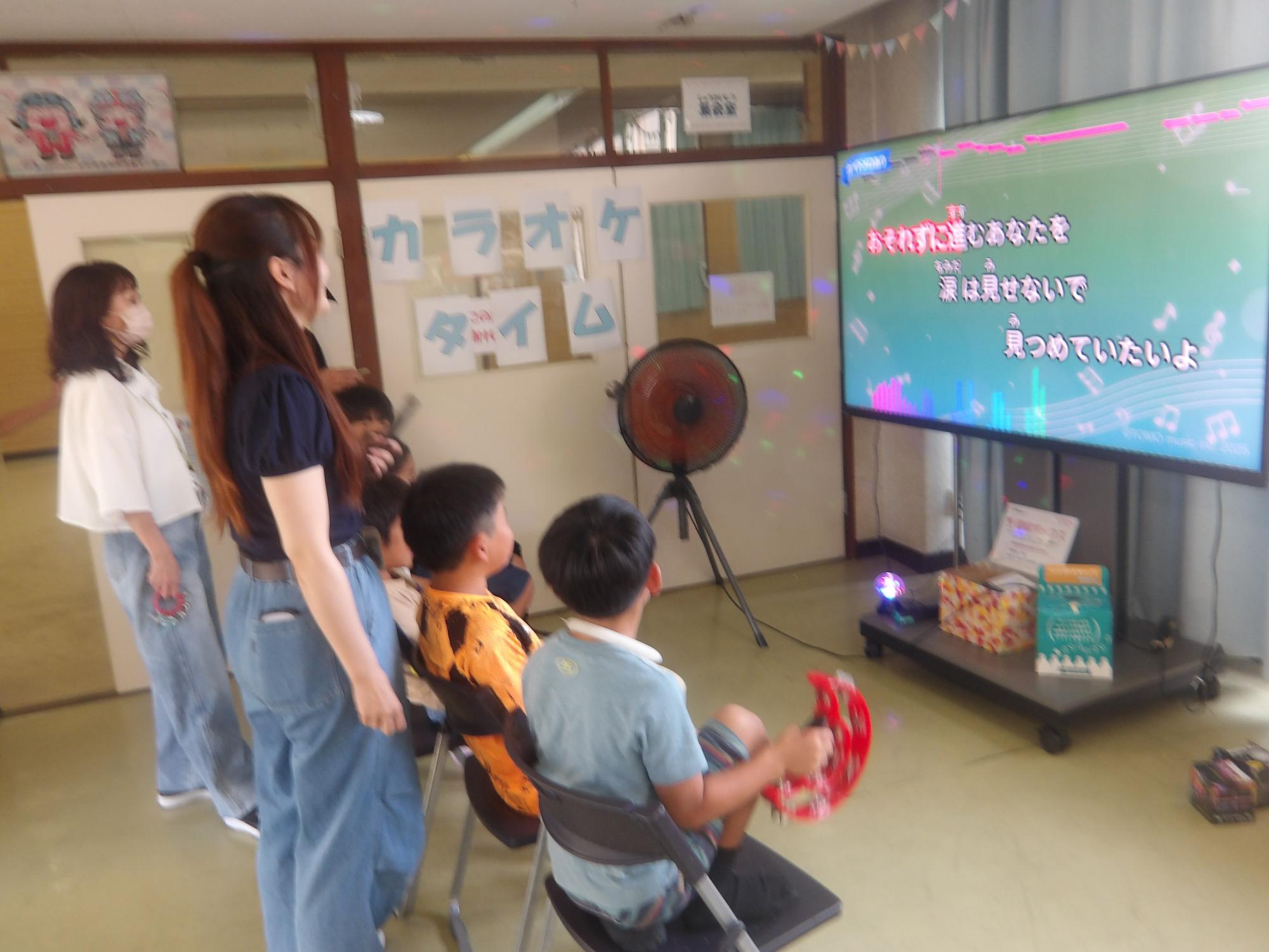 カラオケを楽しんでいる写真