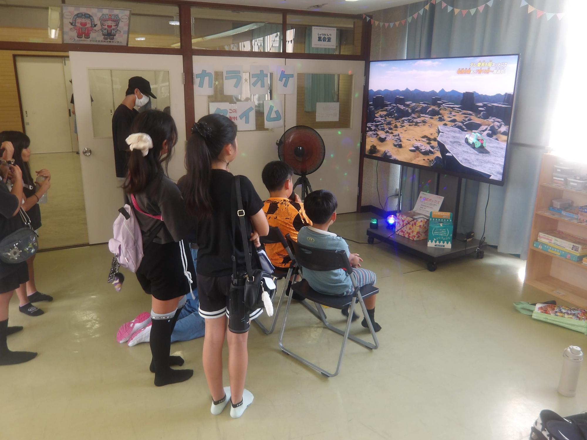 カラオケを楽しんでいる写真