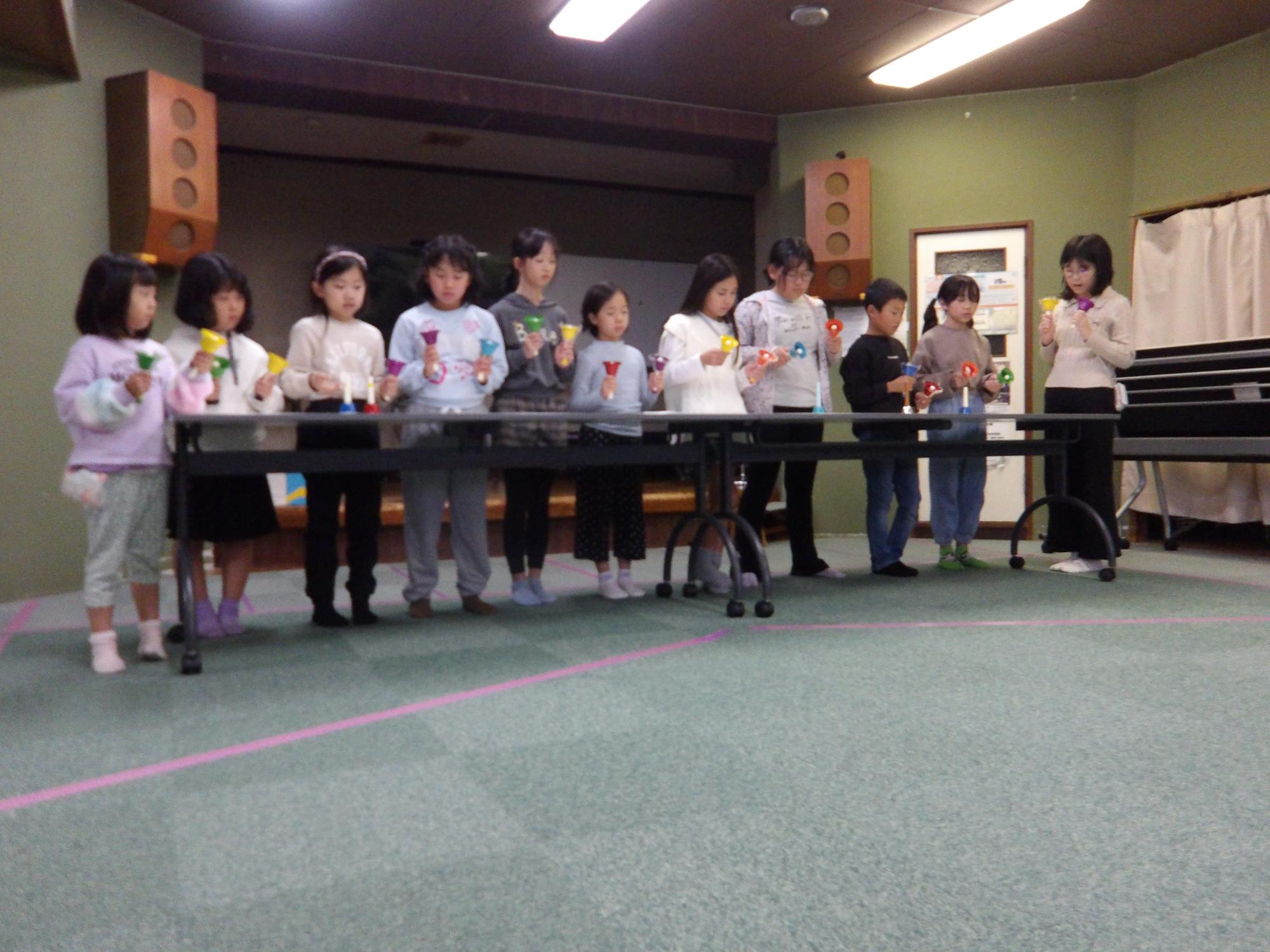ハンドベルクラブが発表会に向けてリハーサルをしている様子