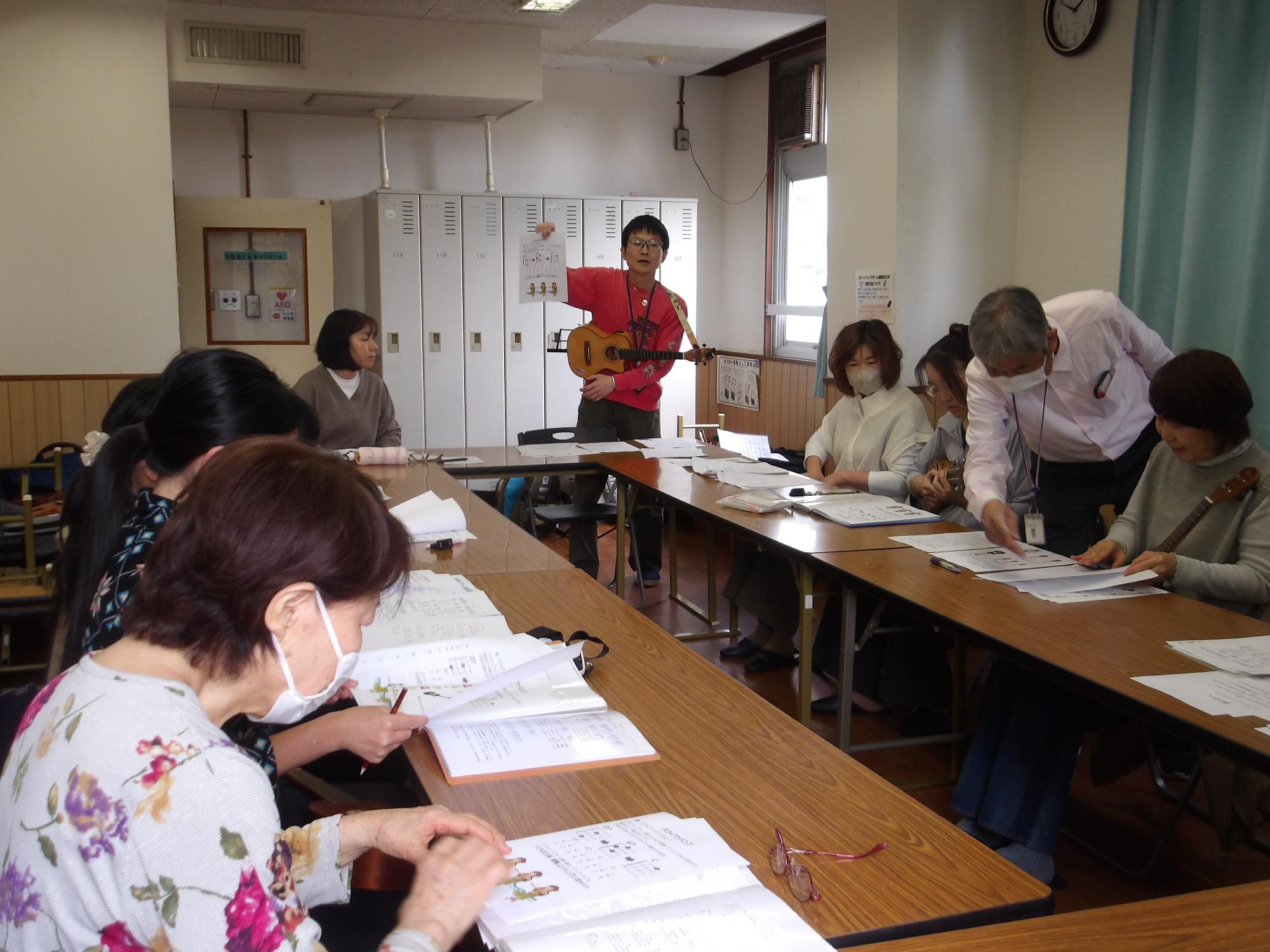 ウクレレ演奏をしている様子