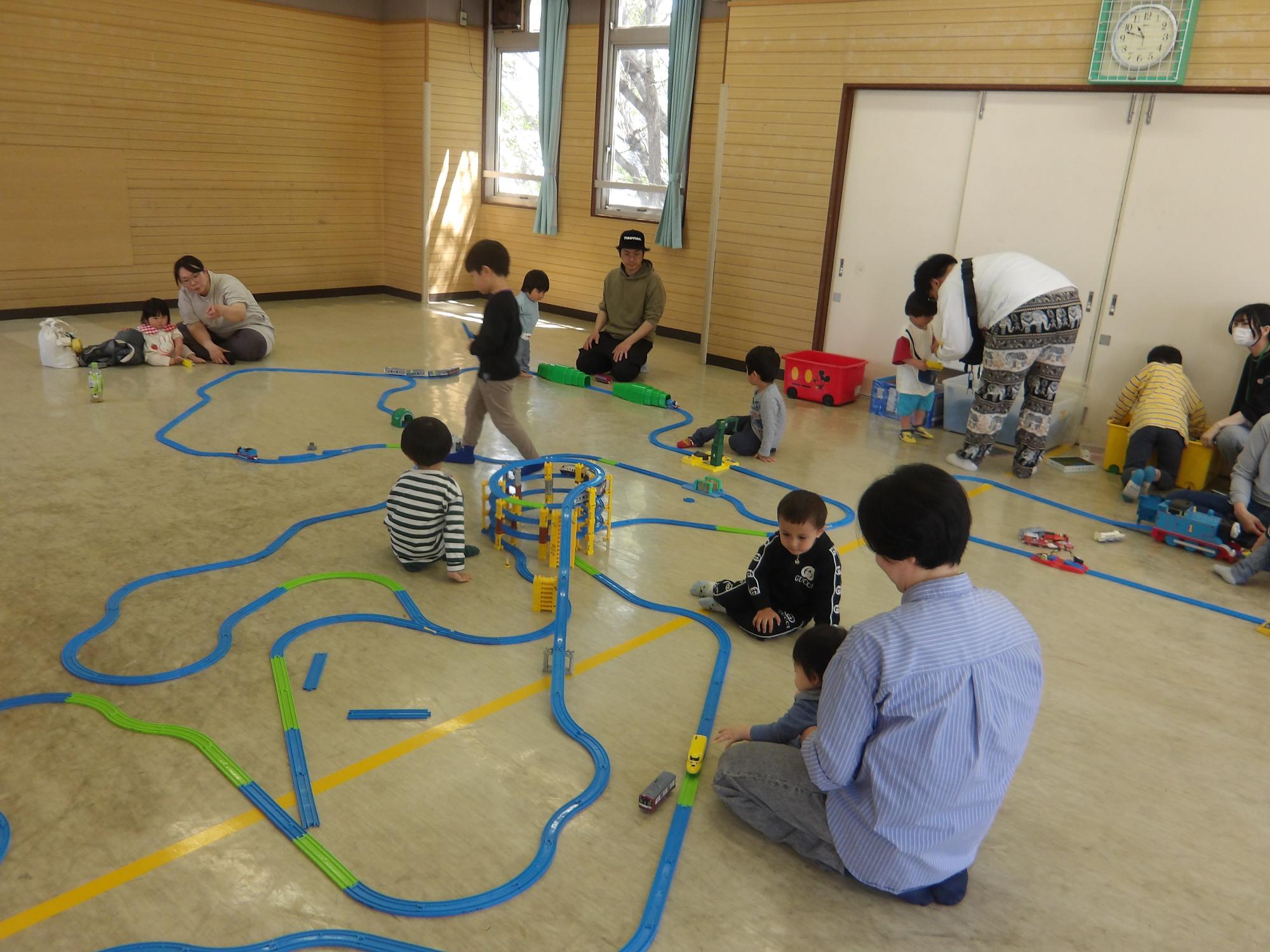 プラ電車を走らせている幼児の様子