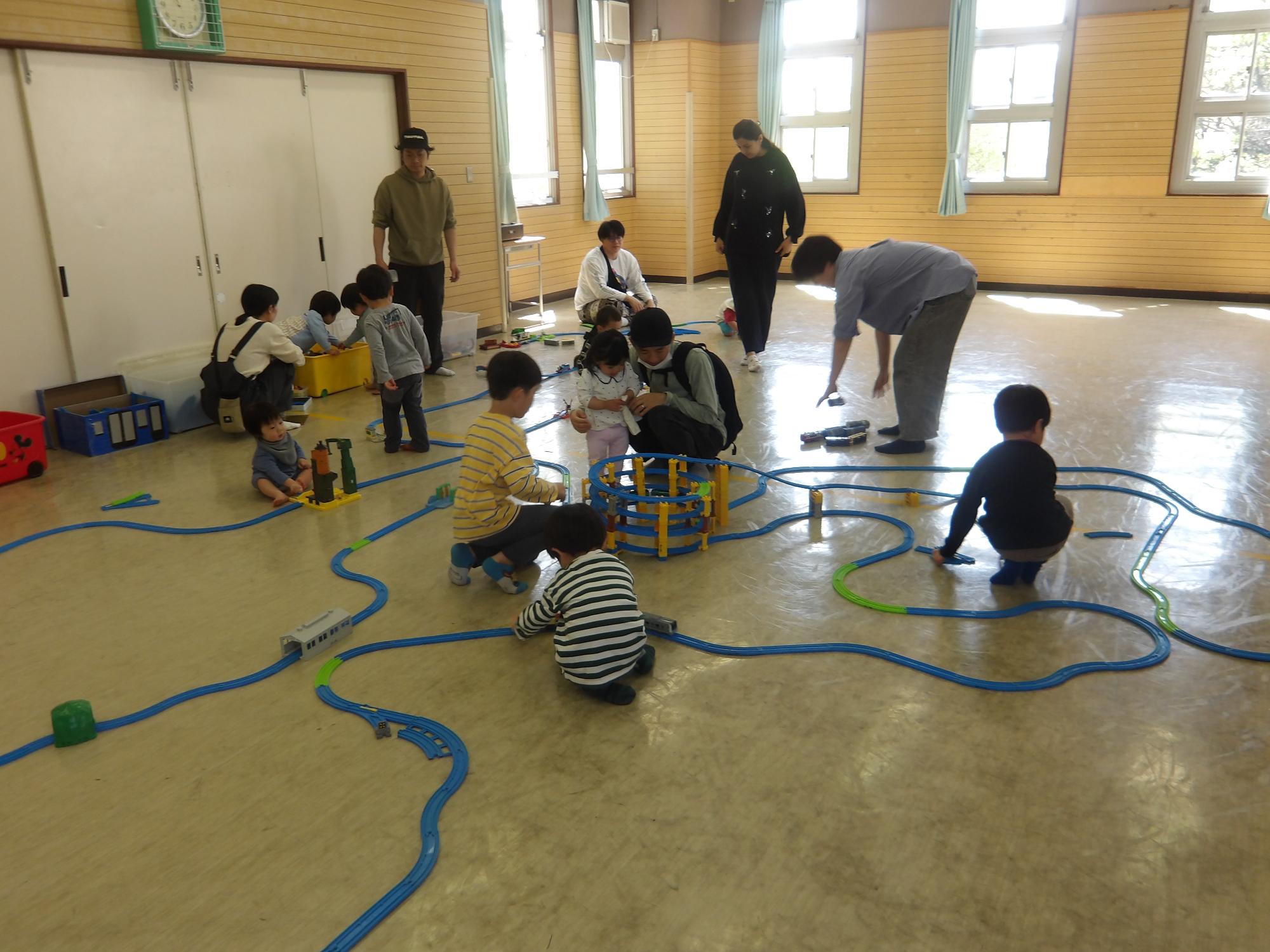 プラ電車を走らせている幼児の様子