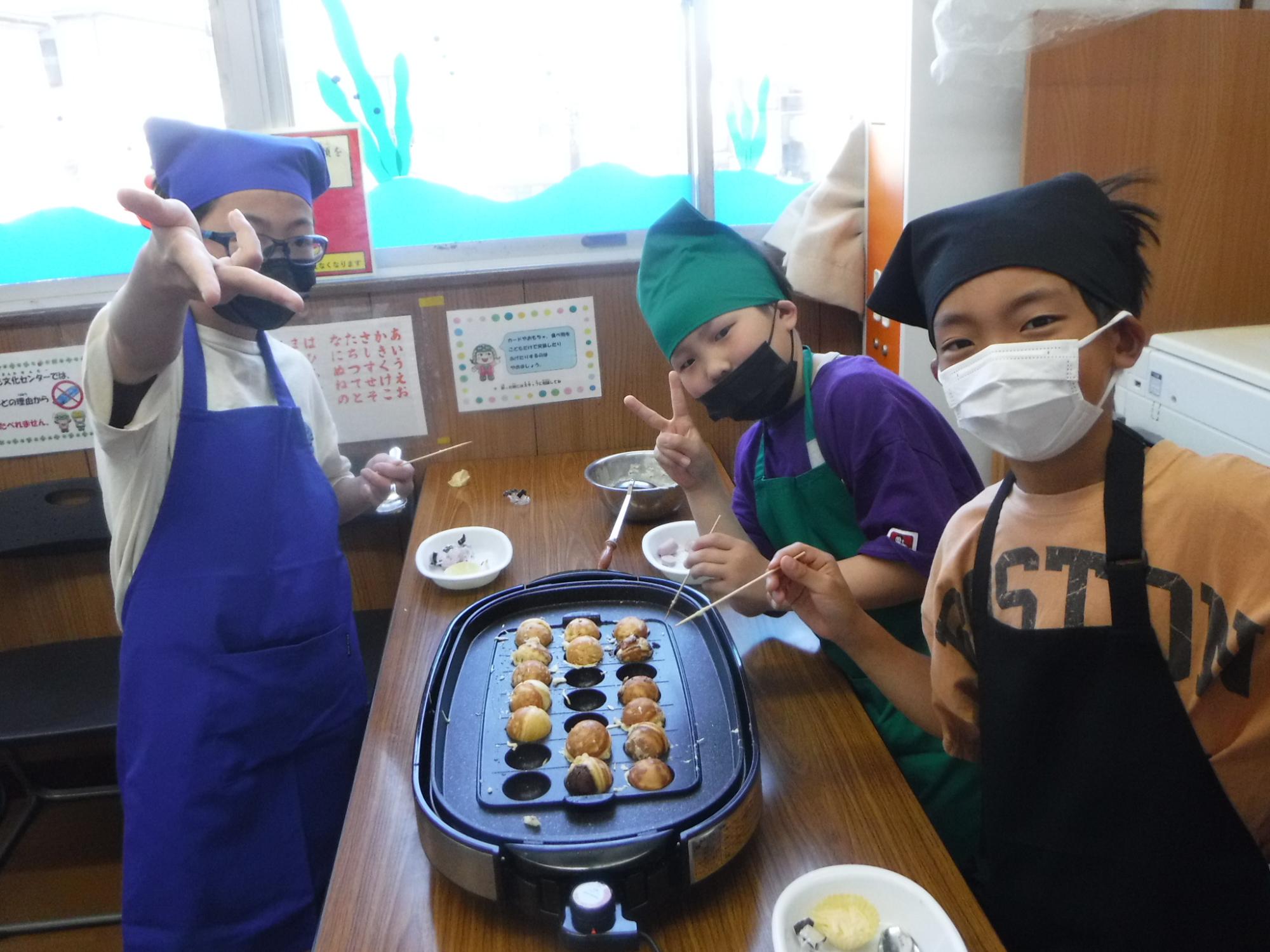 クッキングイベントに参加するこどもたちの写真