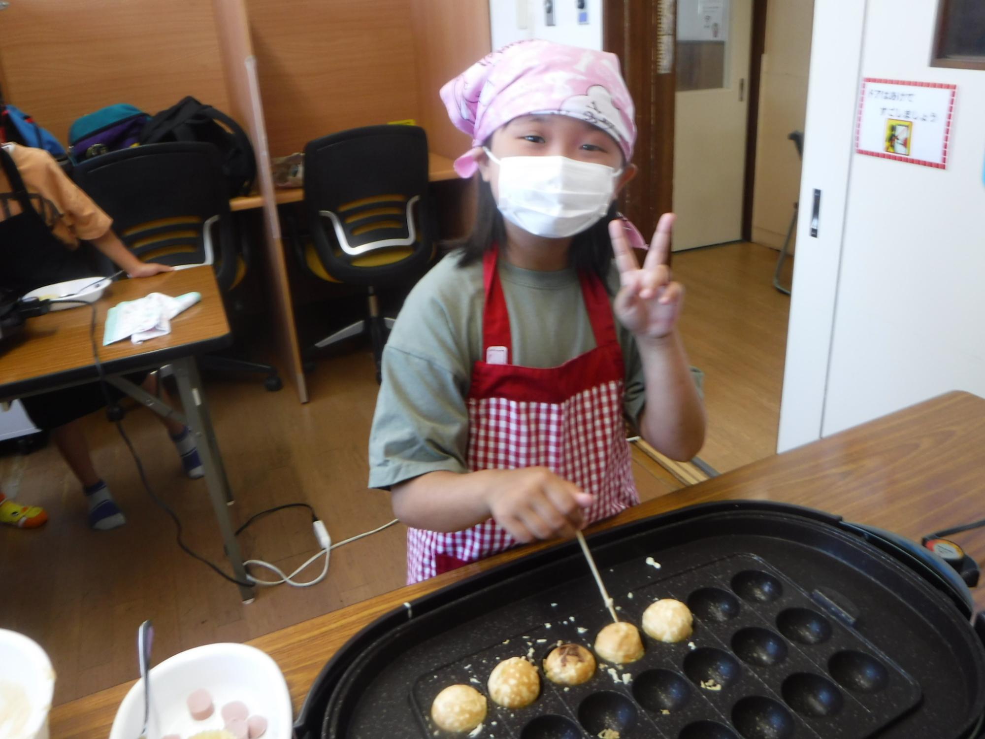 クッキングイベントに参加するこどもの写真