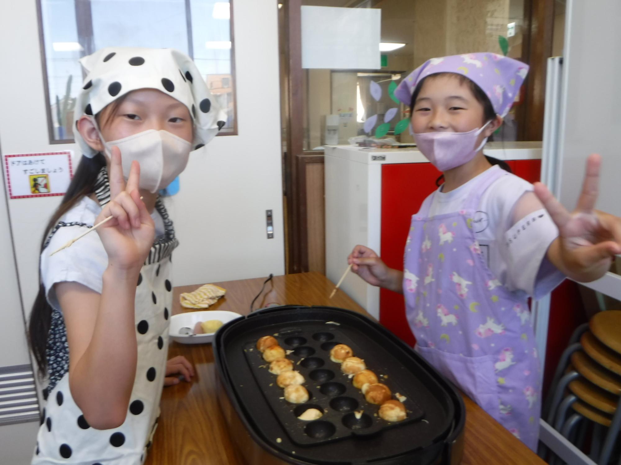 クッキングイベントに参加するこどもたちの写真