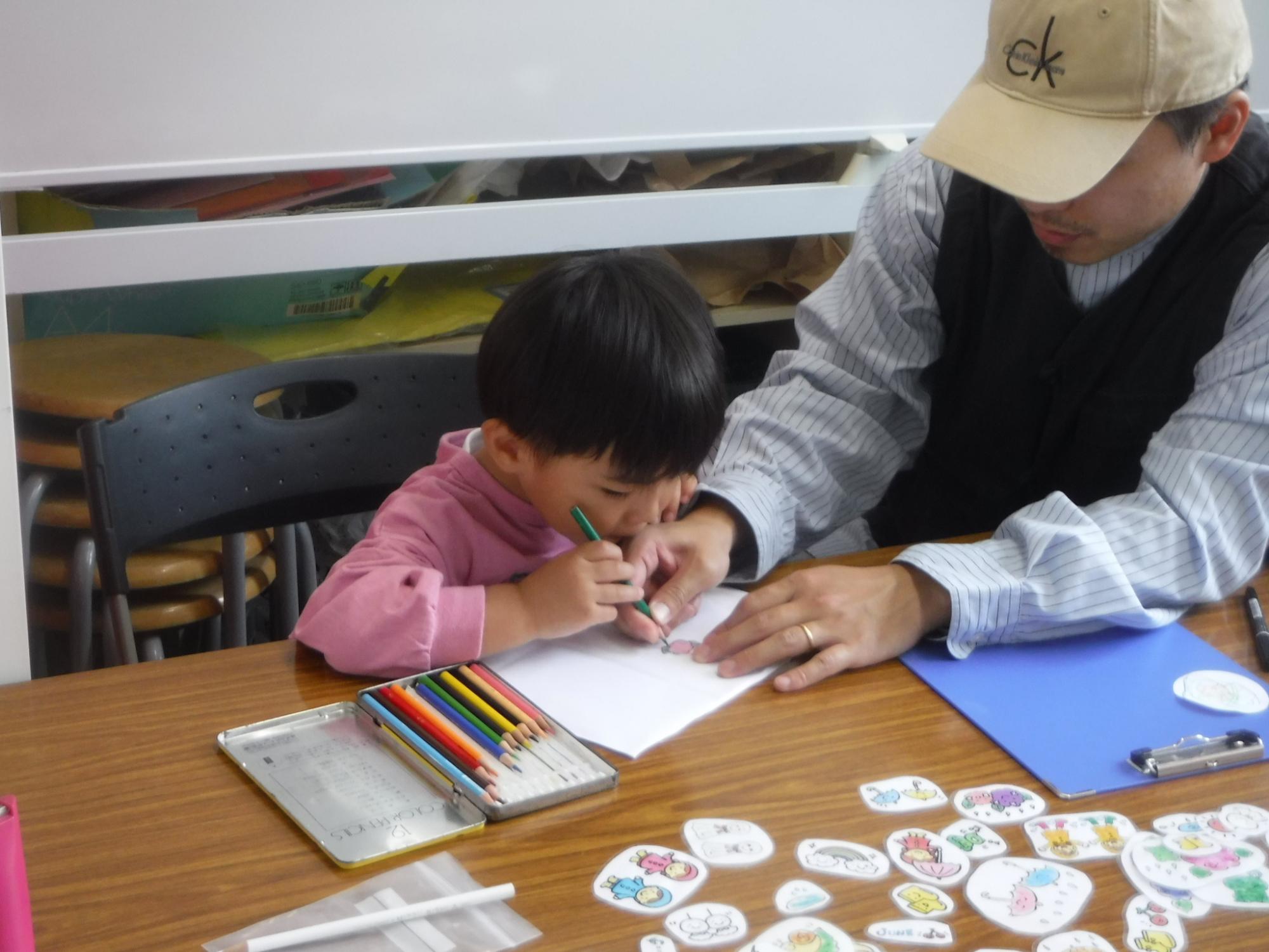 クラフトパーティに参加し作品作りをする親子の写真