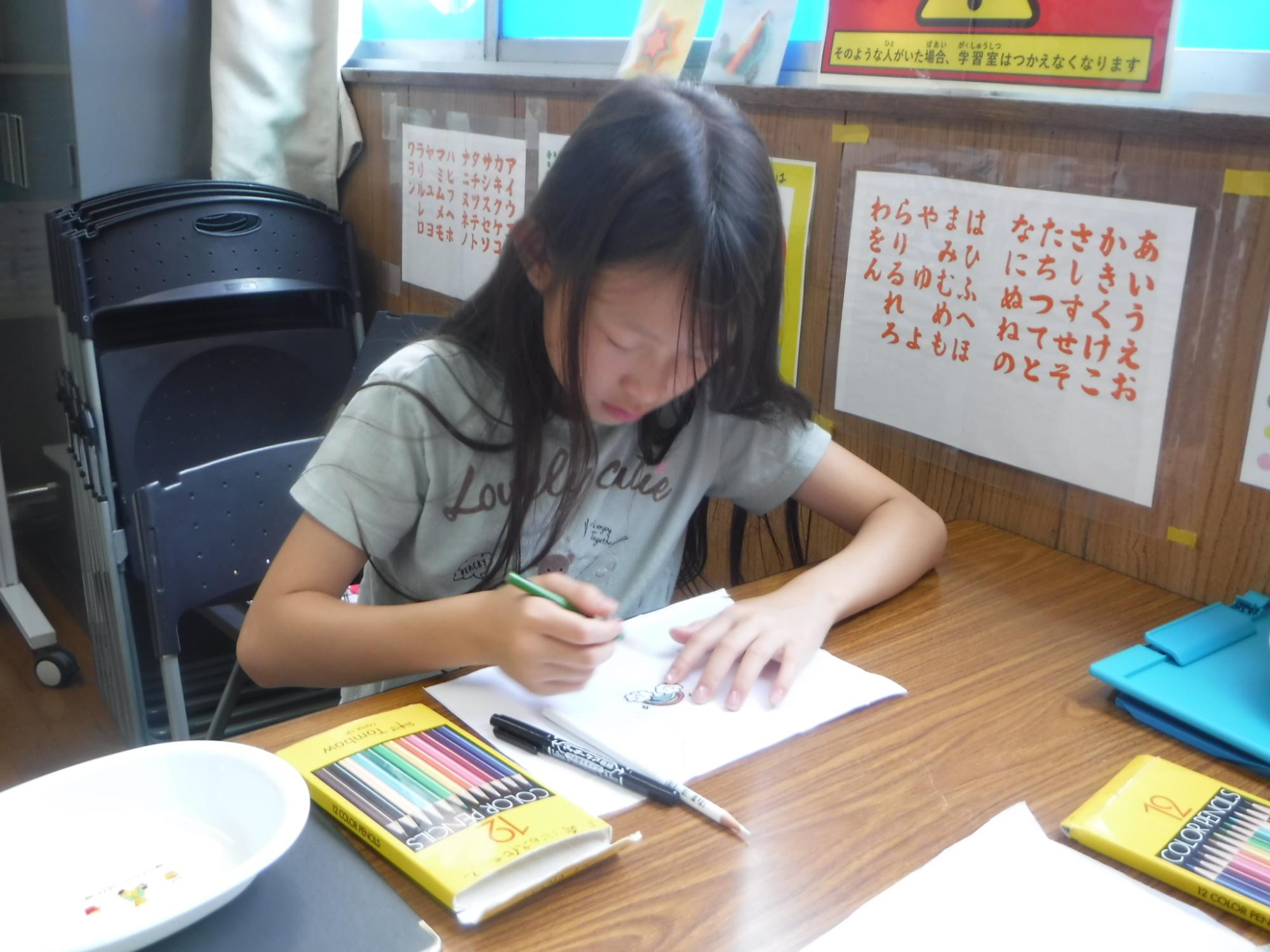 クラフトパーティに参加し作品作りをするこどもの写真