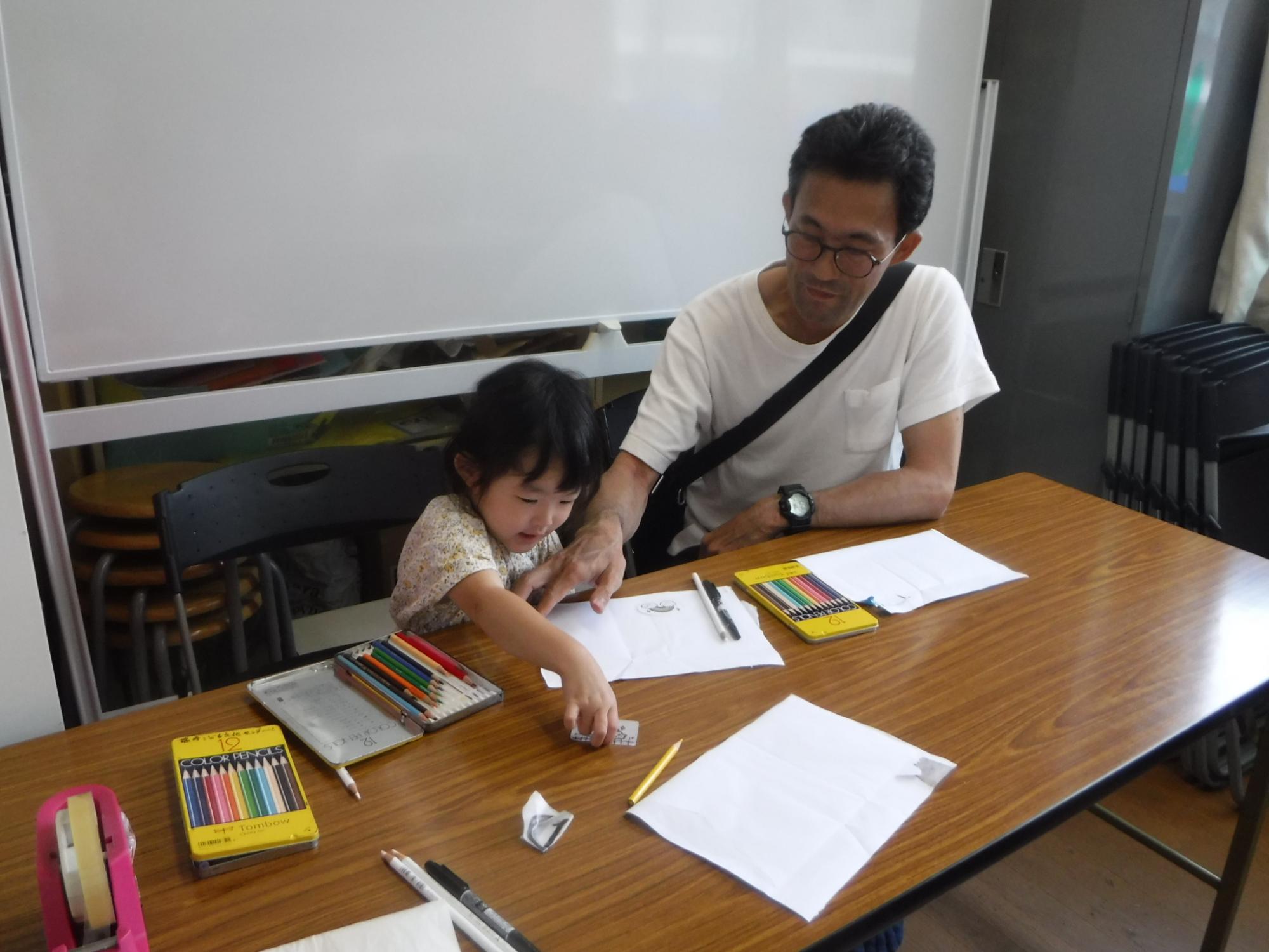 クラフトパーティに参加し作品作りをする親子の写真