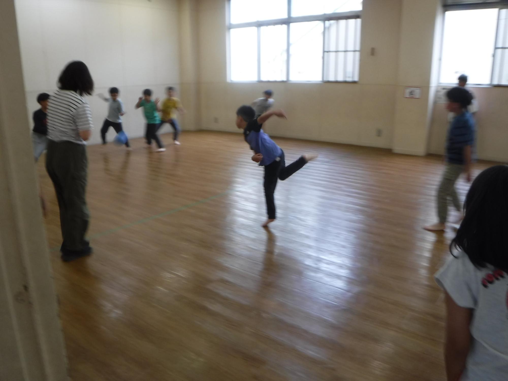ドッジボールタイムイベントに参加する子どもたちの写真
