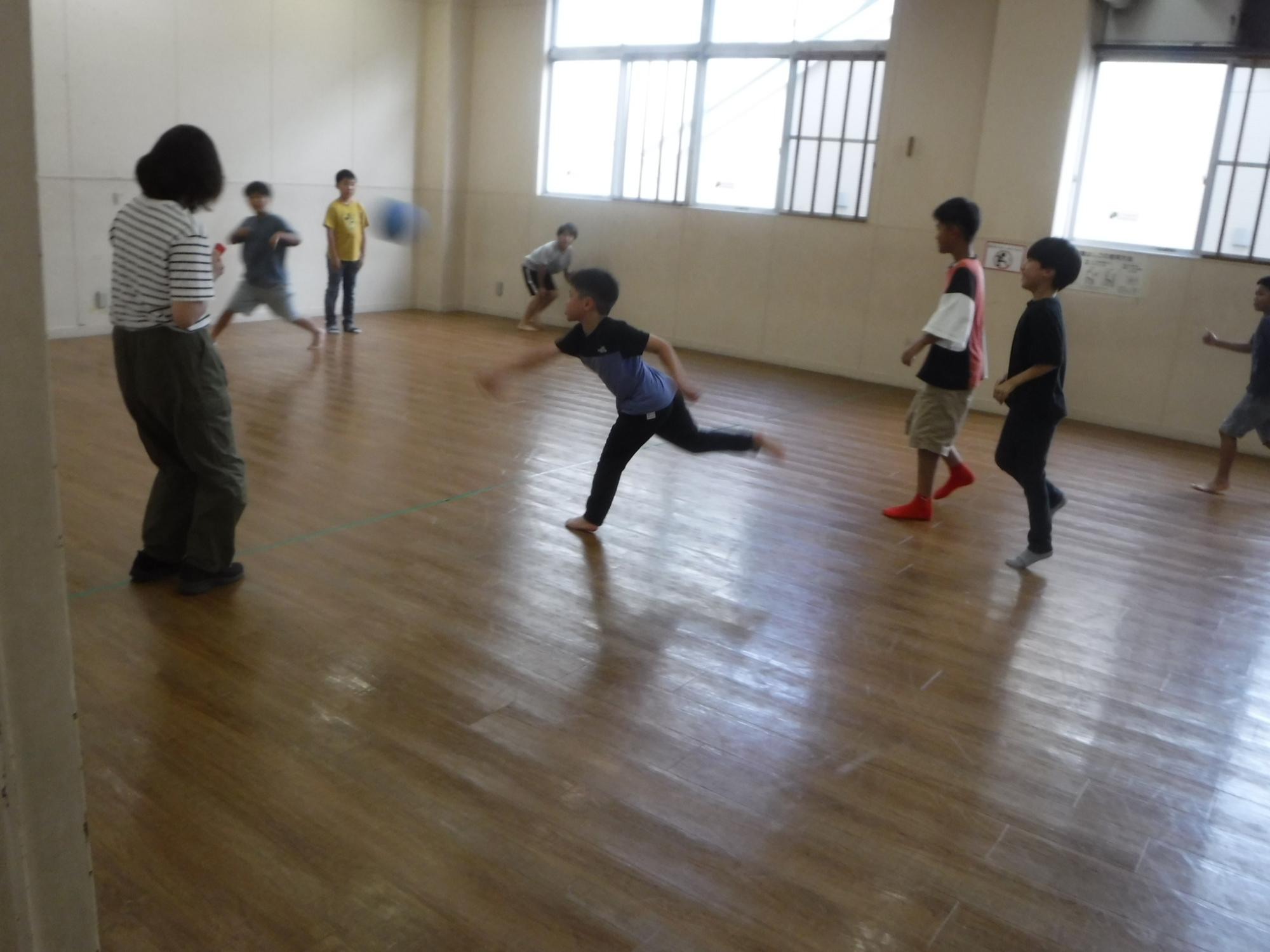 ドッジボールタイムイベントに参加する子どもたちの写真