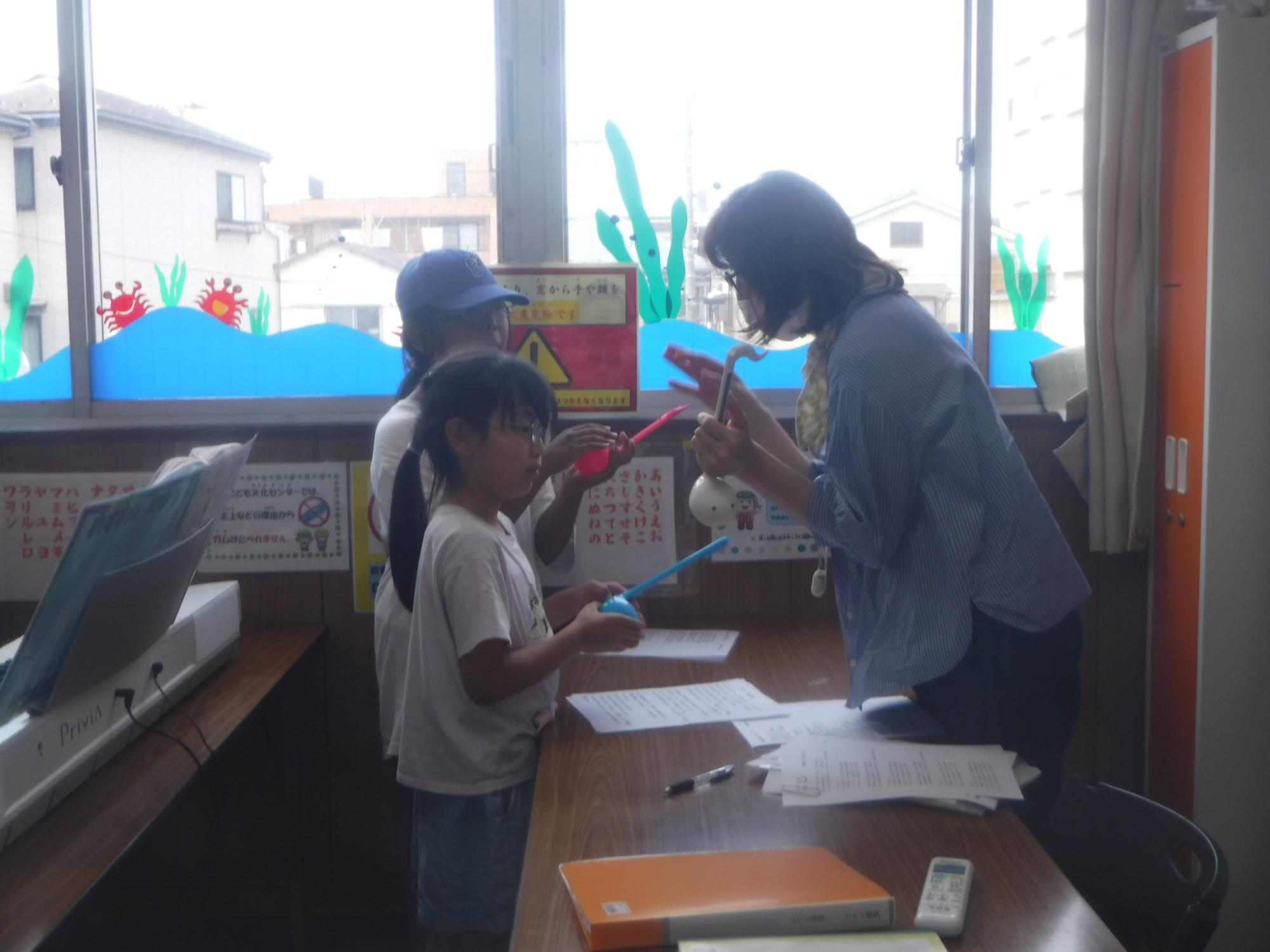 音楽クラブに参加するこどもたちの写真