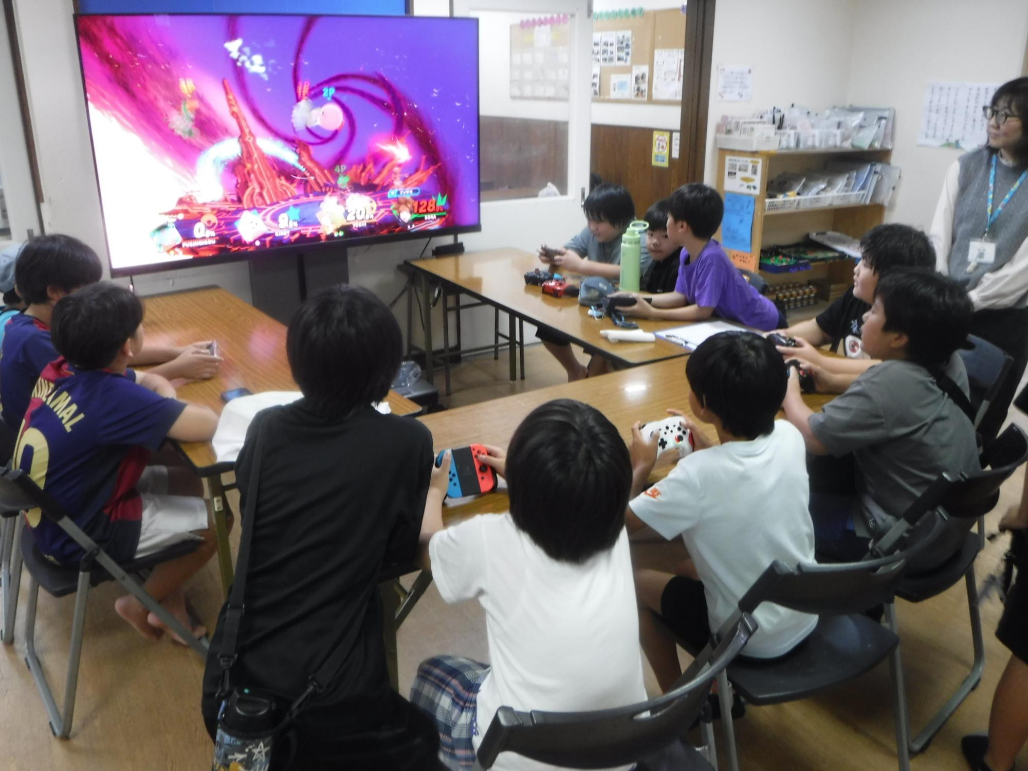 eスポーツ大会に参加するこどもの写真