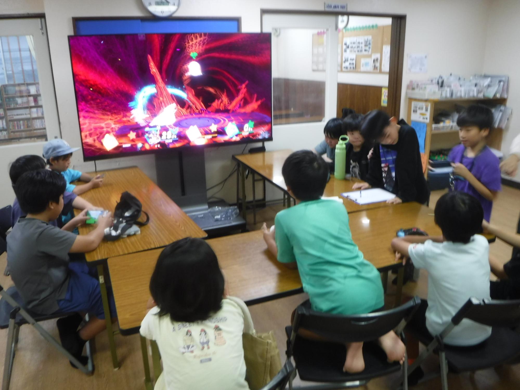eスポーツ大会に参加するこどもの写真