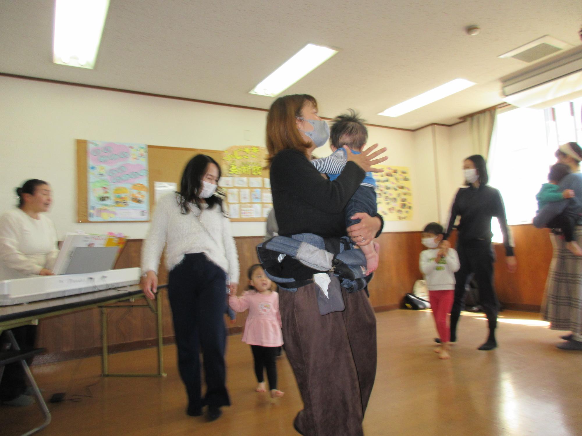リトミックイベントに参加する親子の写真