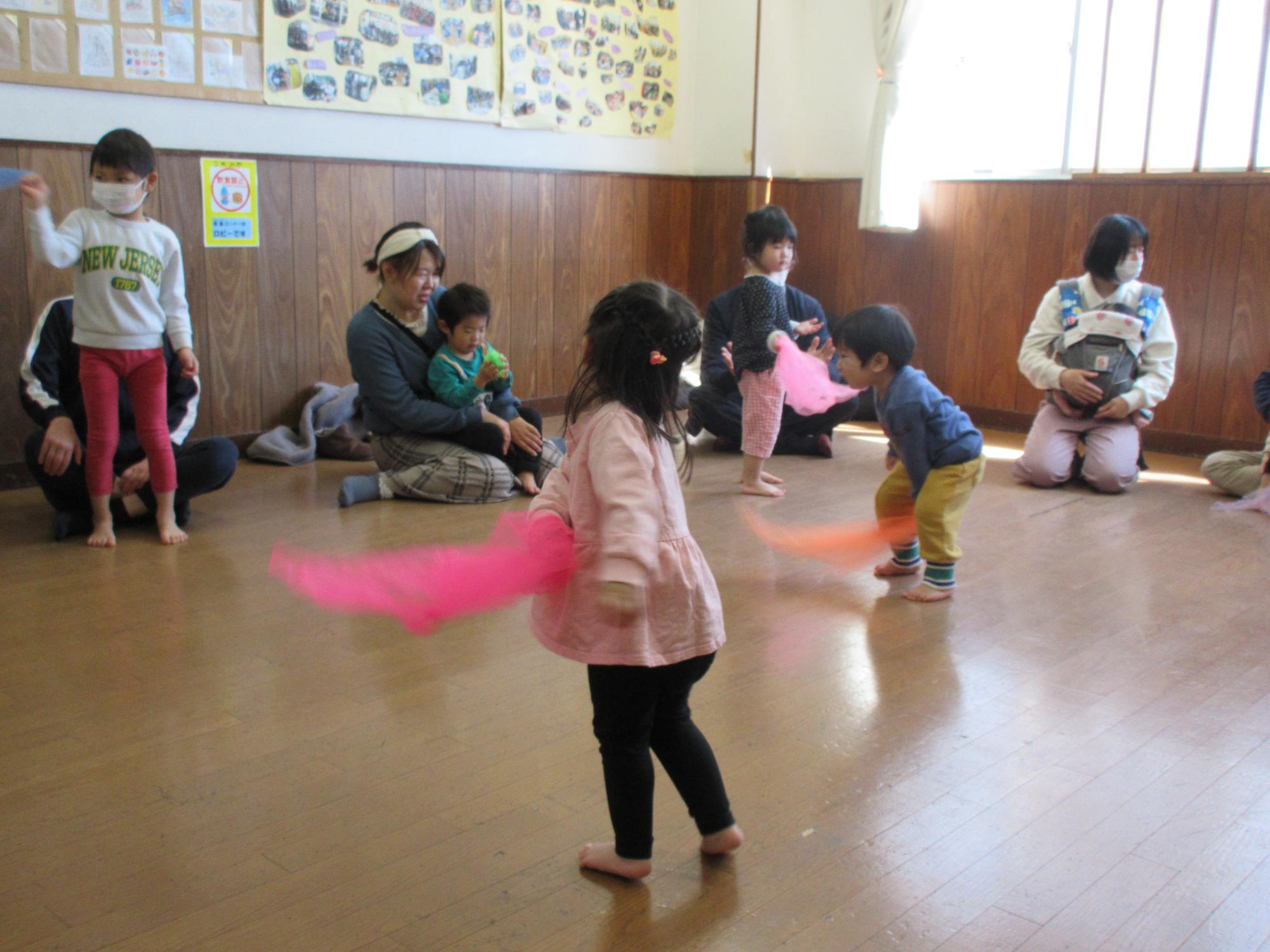 リトミックイベントに参加する親子の写真
