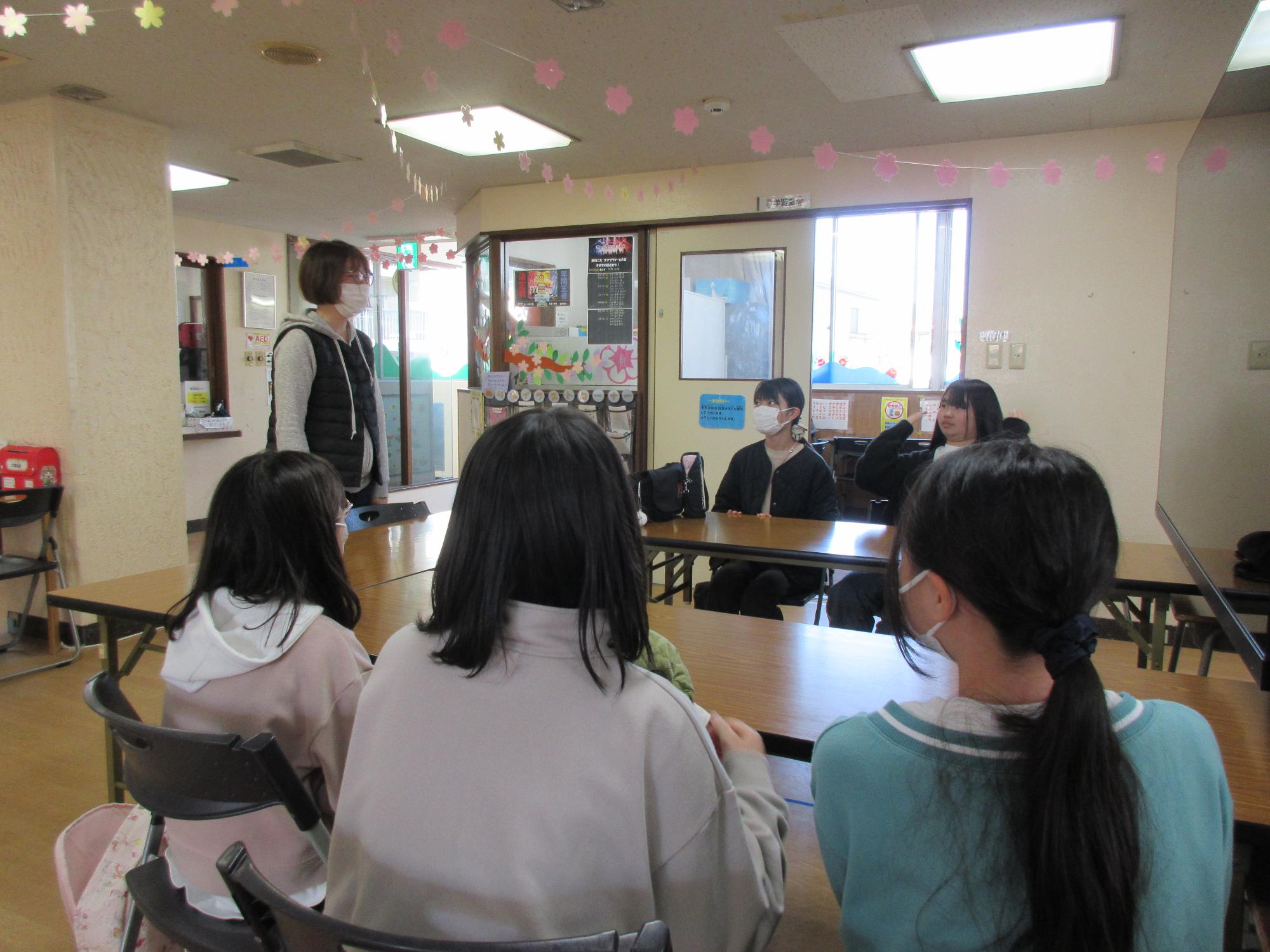 スタッフ体験に参加するこどもたちの写真