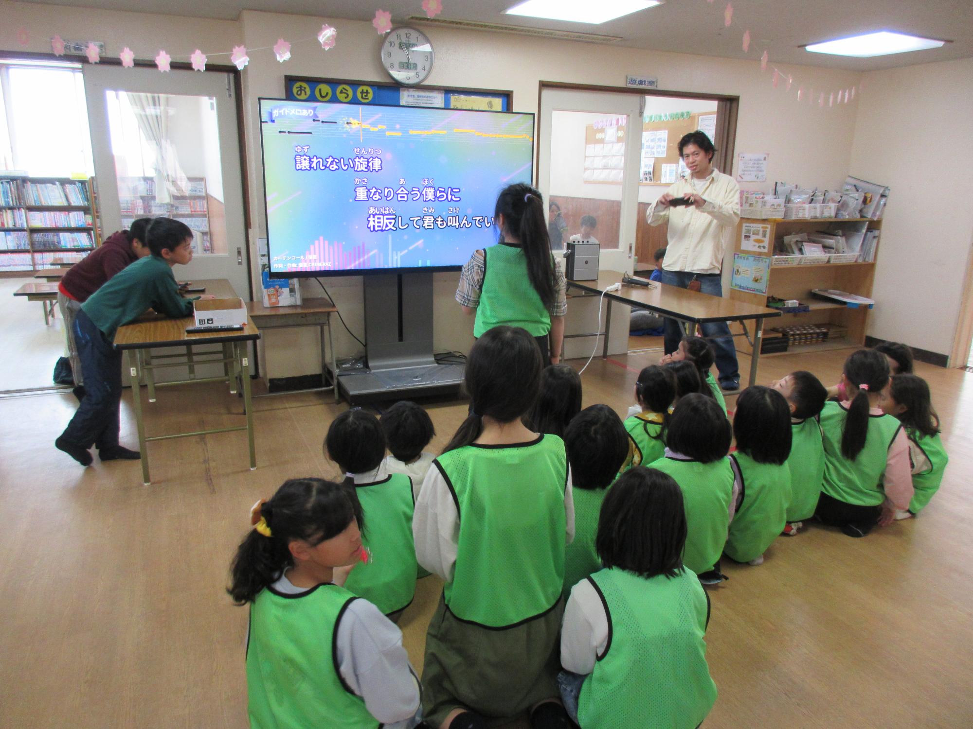 カラオケに挑戦する子どもたちの写真