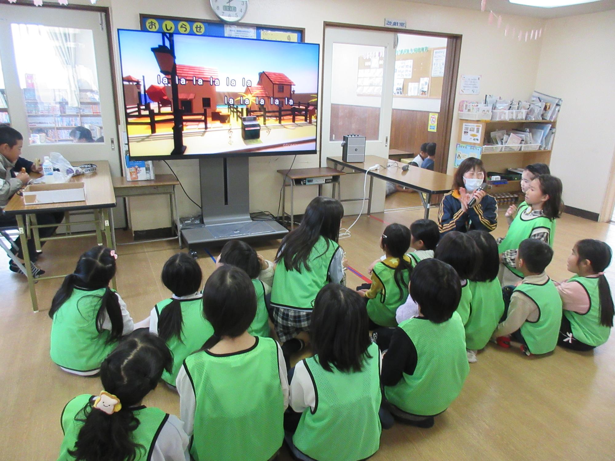 カラオケに挑戦するこどもたちの写真