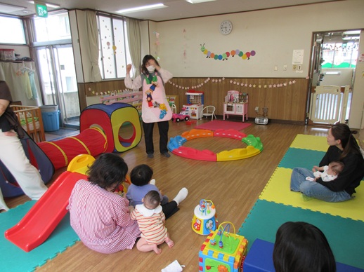 エプロン人形劇をしている写真