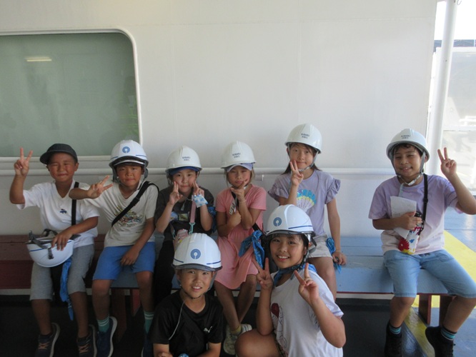 外航船見学会に参加したこどもたちの写真