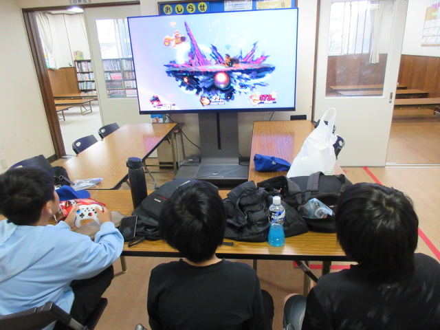 ゲームで対戦している写真