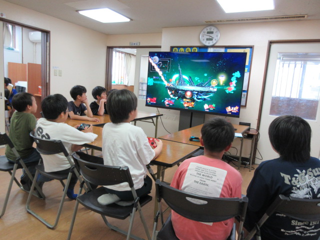 ゲームをみんなで楽しんでいる写真