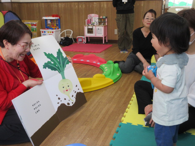 すまいるくらぶで絵本を読んでいる写真