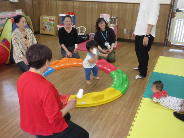 すまいるくらぶで歌をうたっている写真