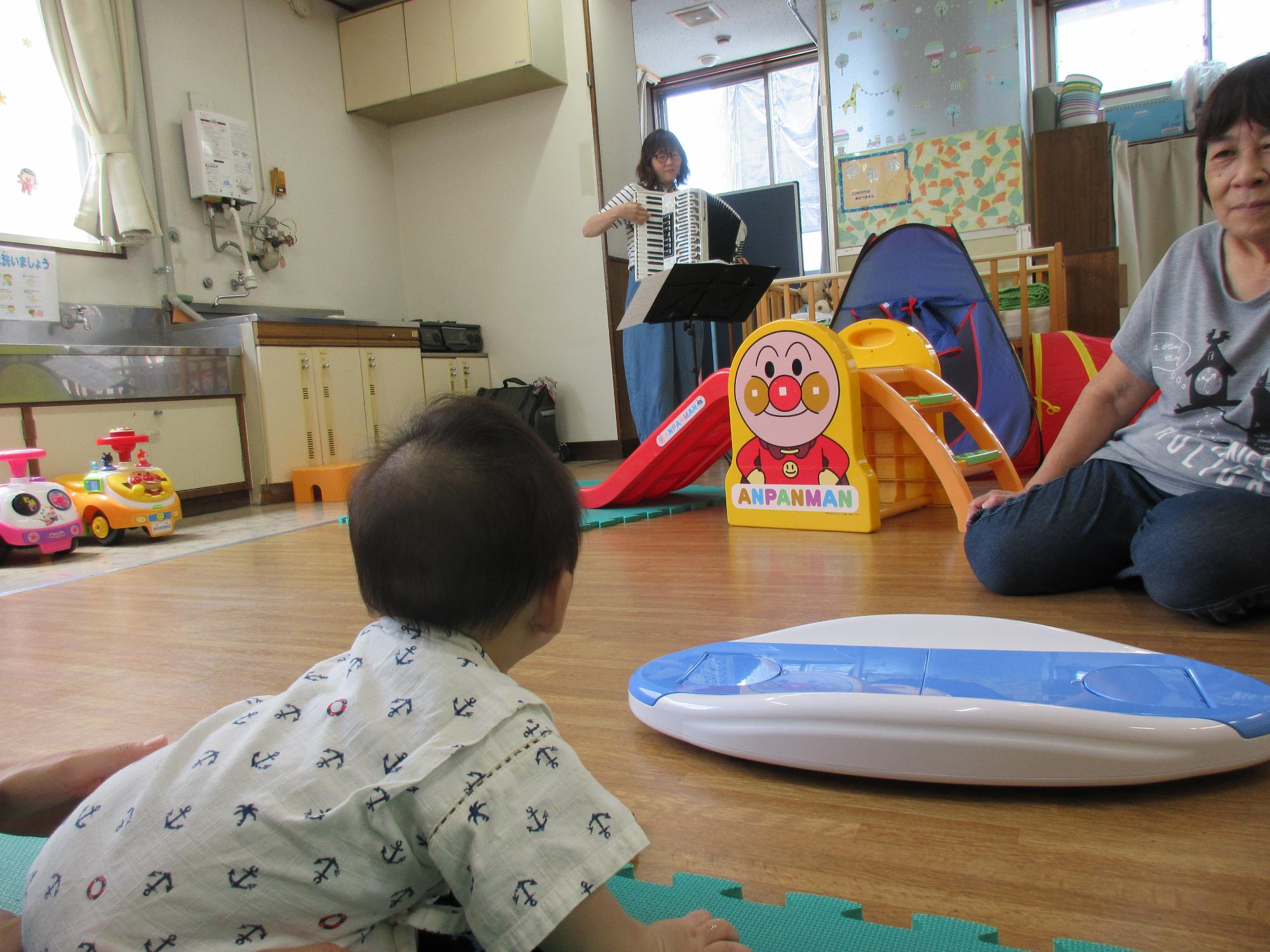 演奏を聞く幼児さんの写真