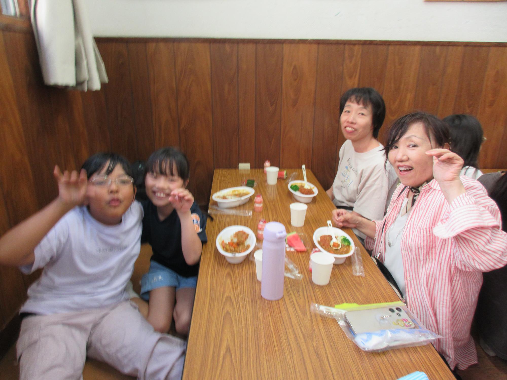 こども食堂に参加した親子の写真