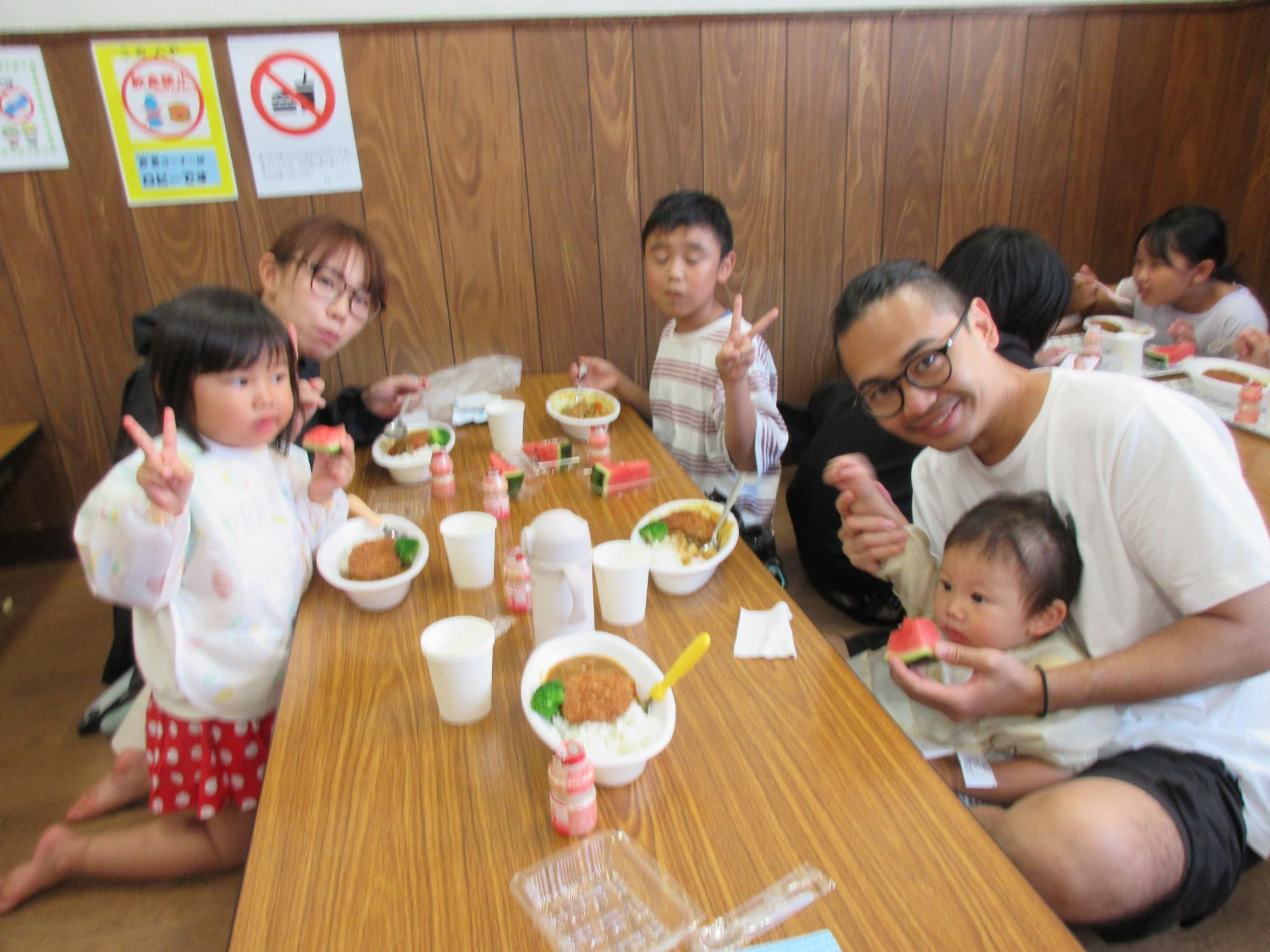 こども食堂に参加した親子の写真