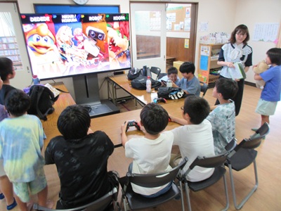 eゲーム大会に参加するこどもたちの写真