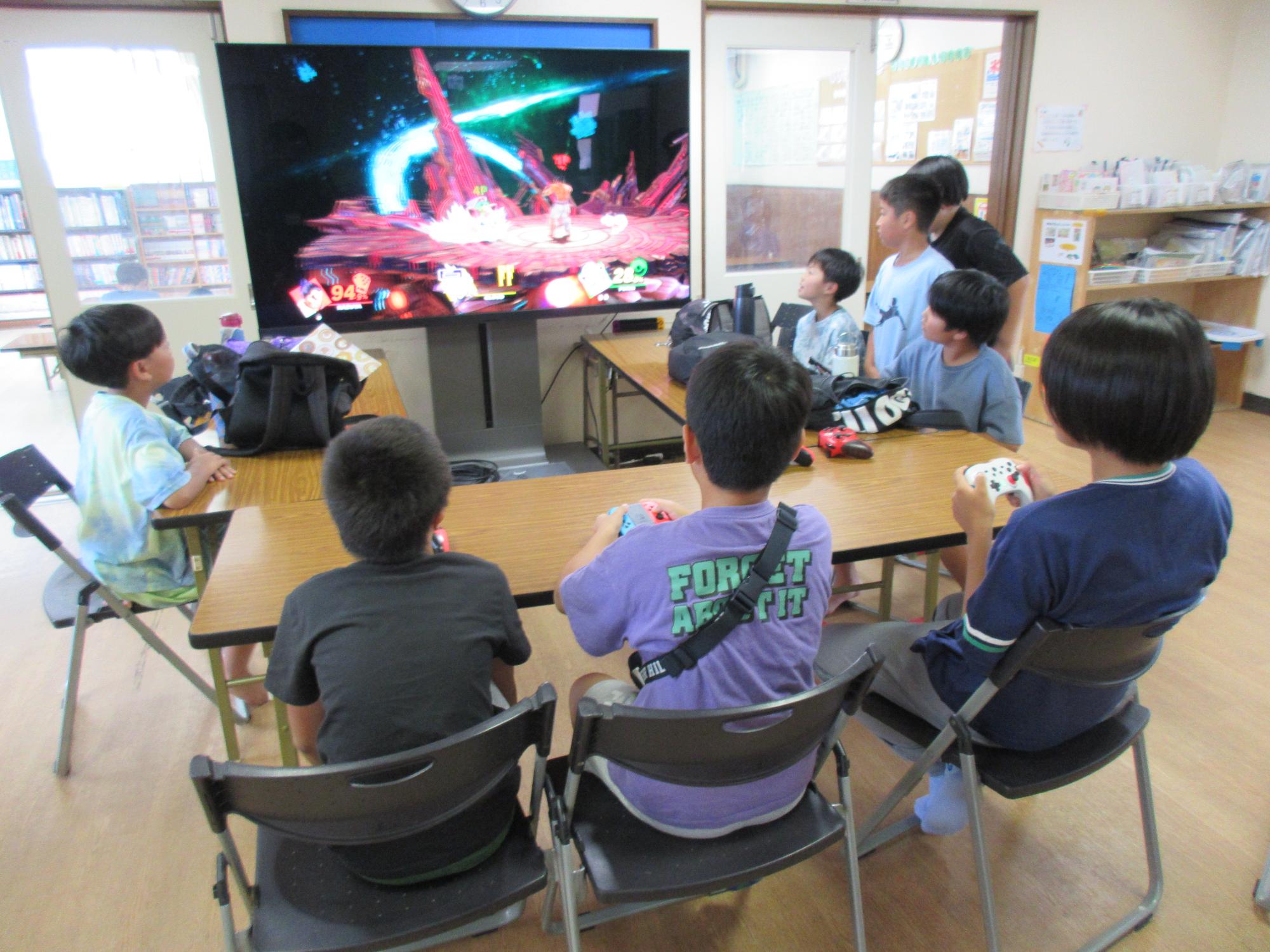 eゲーム大会に参加するこどもたちの写真